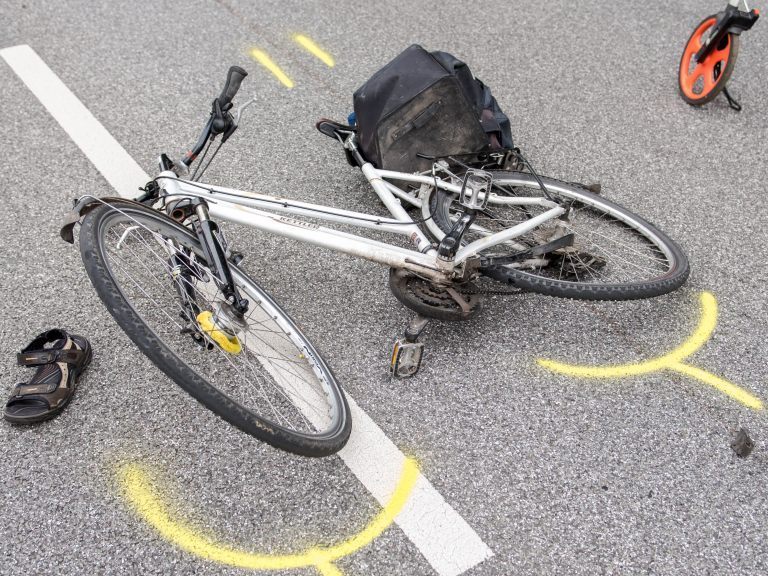 Der 75-jährige Radfahrer überlebte den Zusammenstoß mit dem Auto nicht.