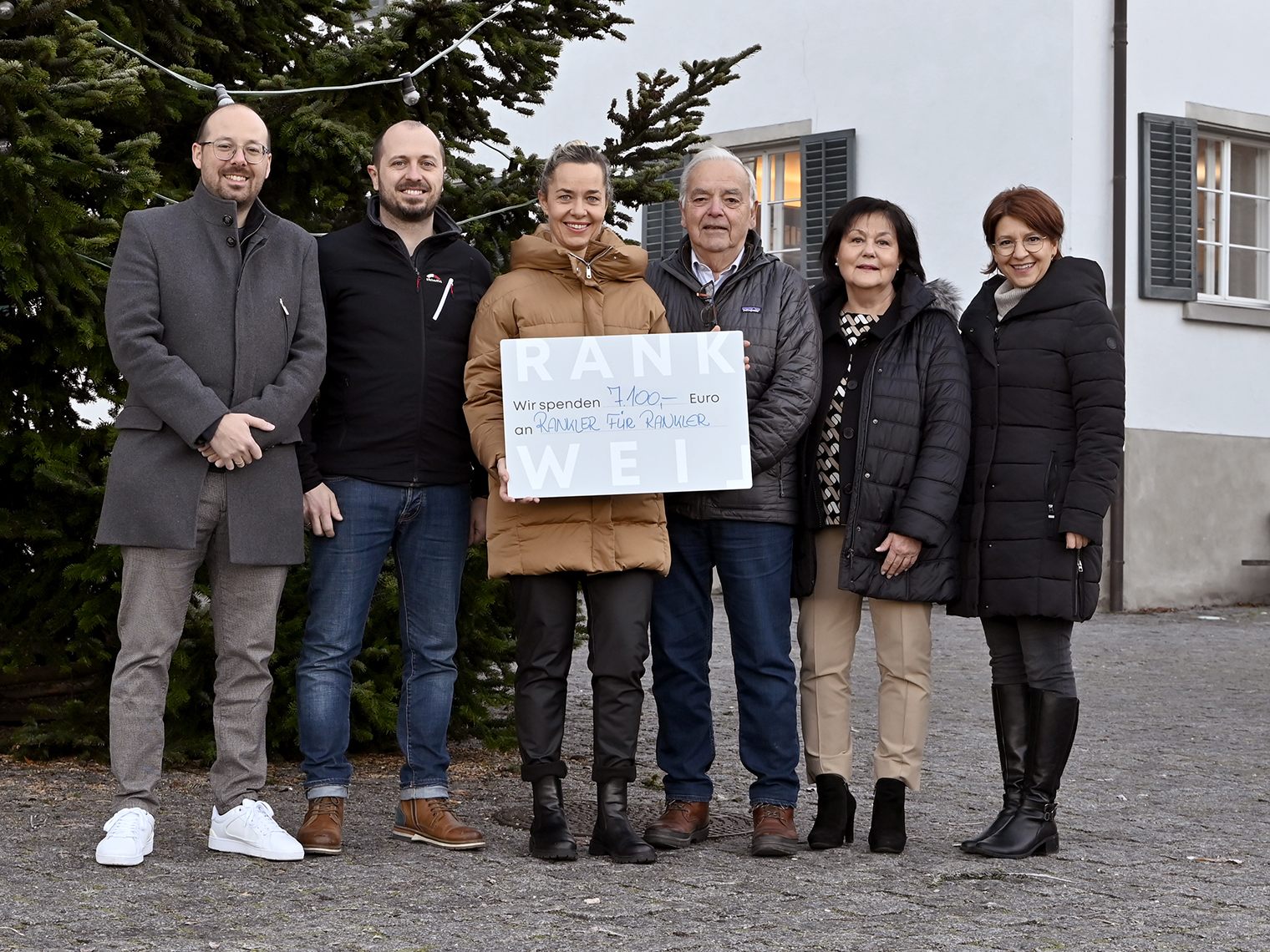 V.l.n.r.: Philipp Schnetzer und Marco Visintainer (Feuerwehr Rankweil), Gemeinderätin Karin Reith, Paul Frick vom Fröscha-Stammtisch, Andrea Gächter (Vinomna Apotheke) und Juliane Nigg-Unterhiner (Marktgemeinde Rankweil) bei der Übergabe der Weihnachtsspende an „Rankler für Rankler“. V.l.n.r.: Philipp Schnetzer und Marco Visintainer (Feuerwehr Rankweil), Gemeinderätin Karin Reith, Paul Frick vom Fröscha-Stammtisch, Andrea Gächter (Vinomna Apotheke) und Juliane Nigg-Unterhiner (Marktgemeinde Rankweil) bei der Übergabe der Weihnachtsspende an „Rankler für Rankler“.