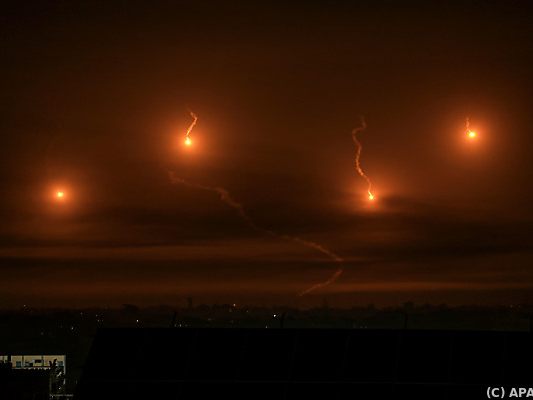 Israelische Leuchtraketen am über Khan Yunis im südlichen Gazastreifen Israelische Leuchtraketen am über Khan Yunis im südlichen Gazastreifen