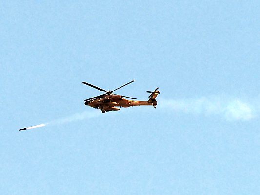 Israelischer Kampfhubschrauber feuert eine Rakete ab (Archivbild)