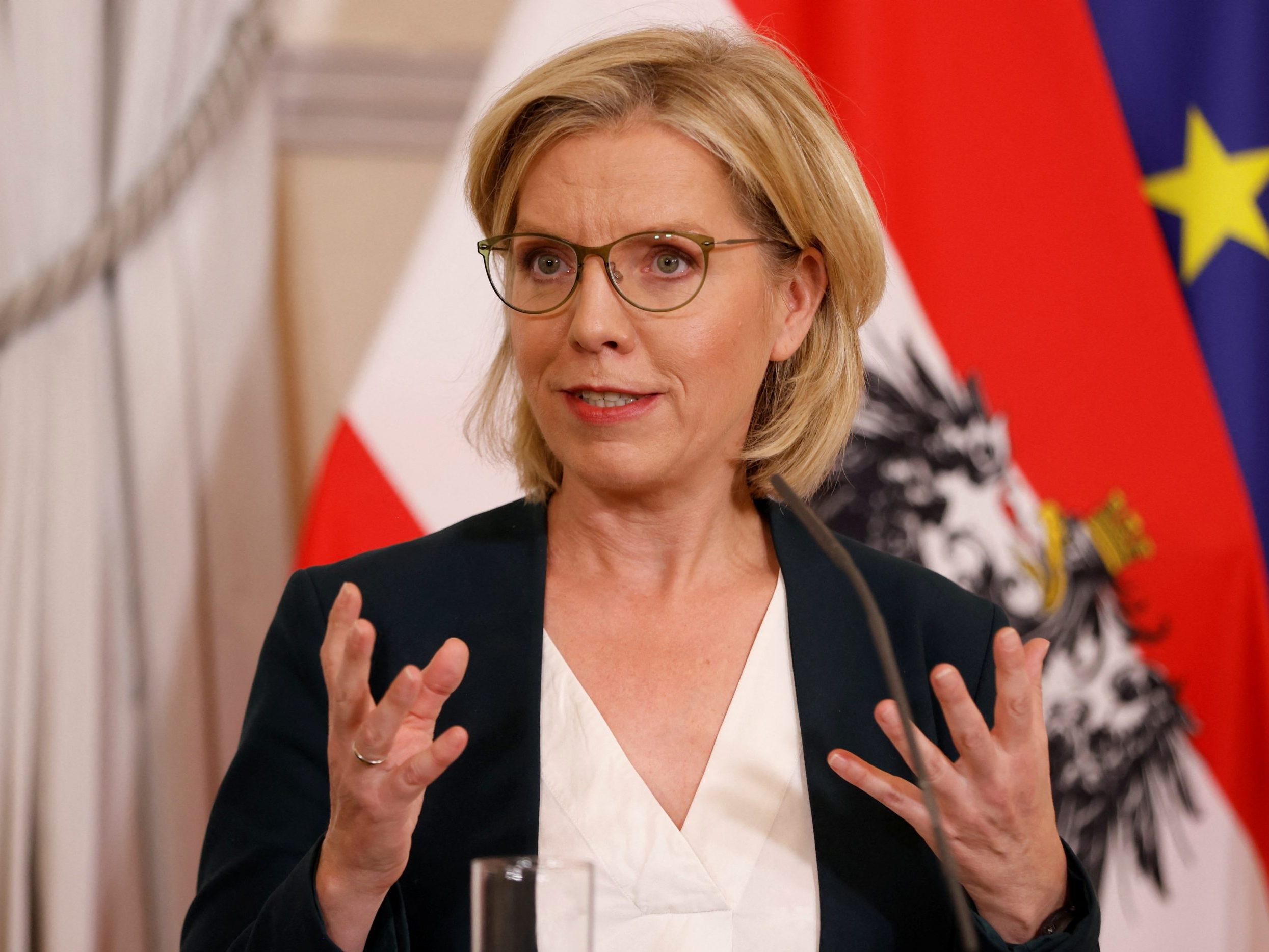 Umweltministerin Leonore Gewessler (Grüne) kritisiert die Klebe-Aktionen der Letzten Generation als nicht das geeignete Mittel. Umweltministerin Leonore Gewessler (Grüne) kritisiert die Klebe-Aktionen der Letzten Generation als nicht das geeignete Mittel.