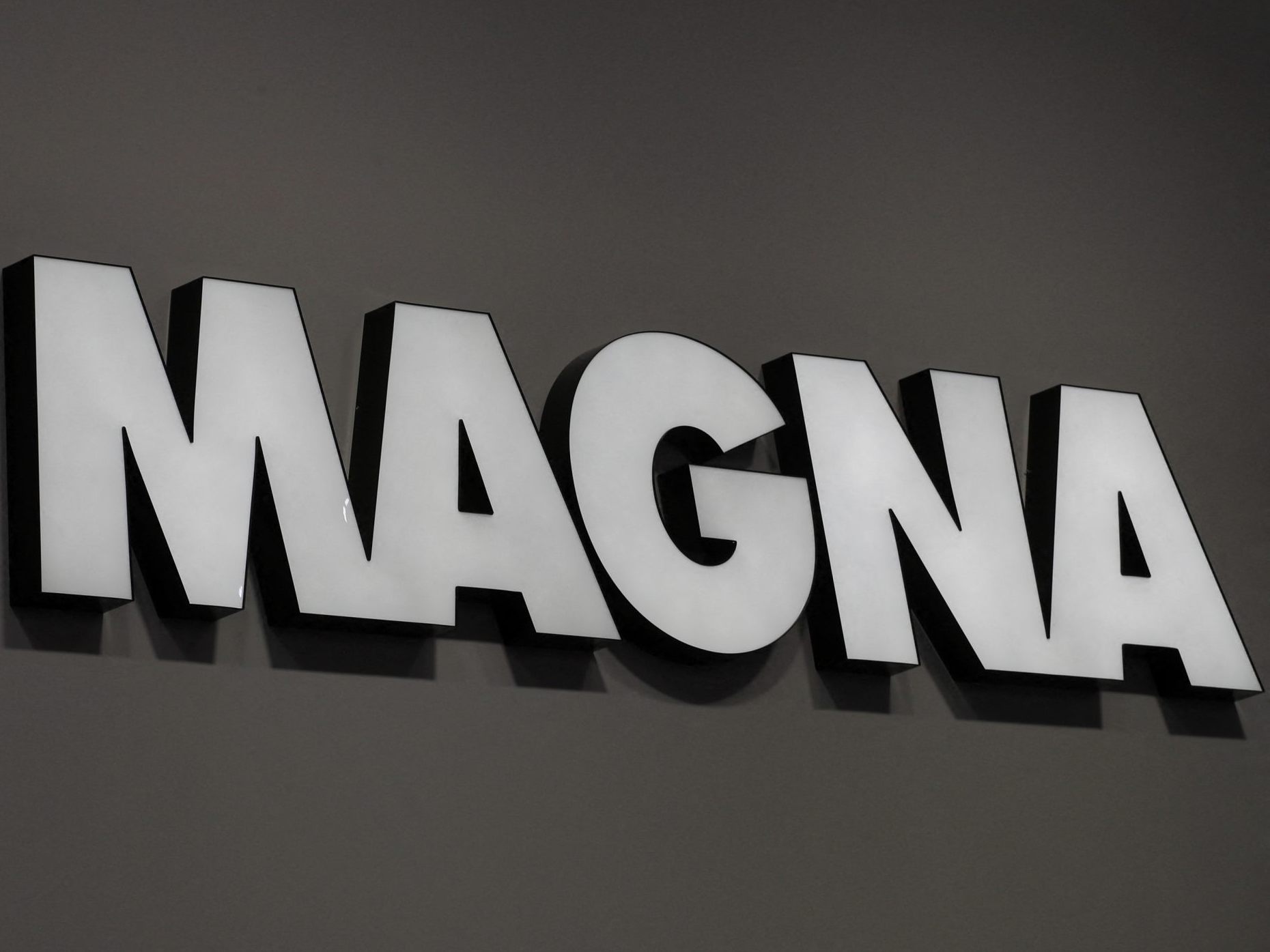 Ein Magna-Werk wird "temporär" auf Einschichtbetrieb gekürzt.
