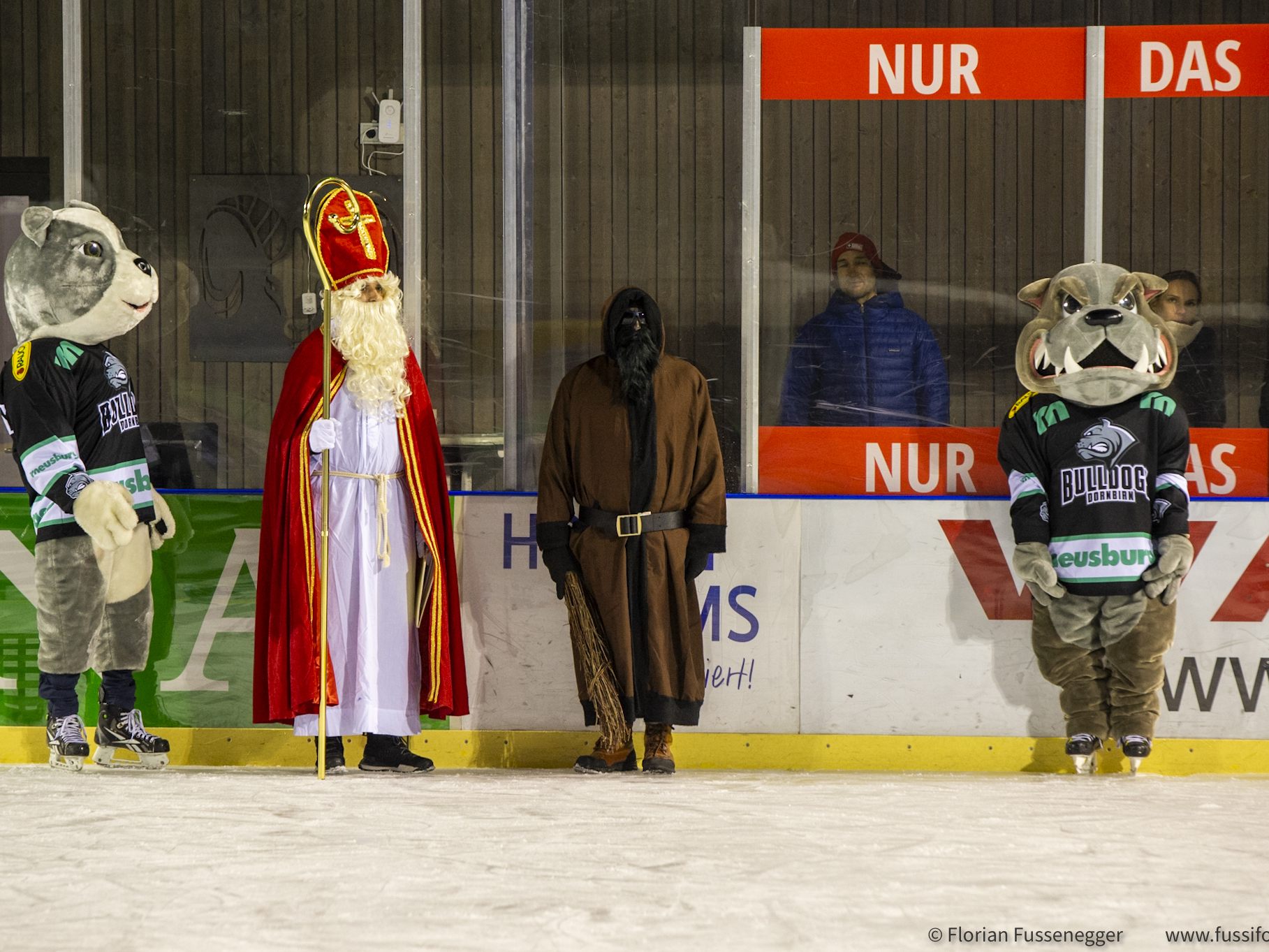 Der Nikolaus überraschte die Eishockey-Youngsters am Eisplatz in Hohenems