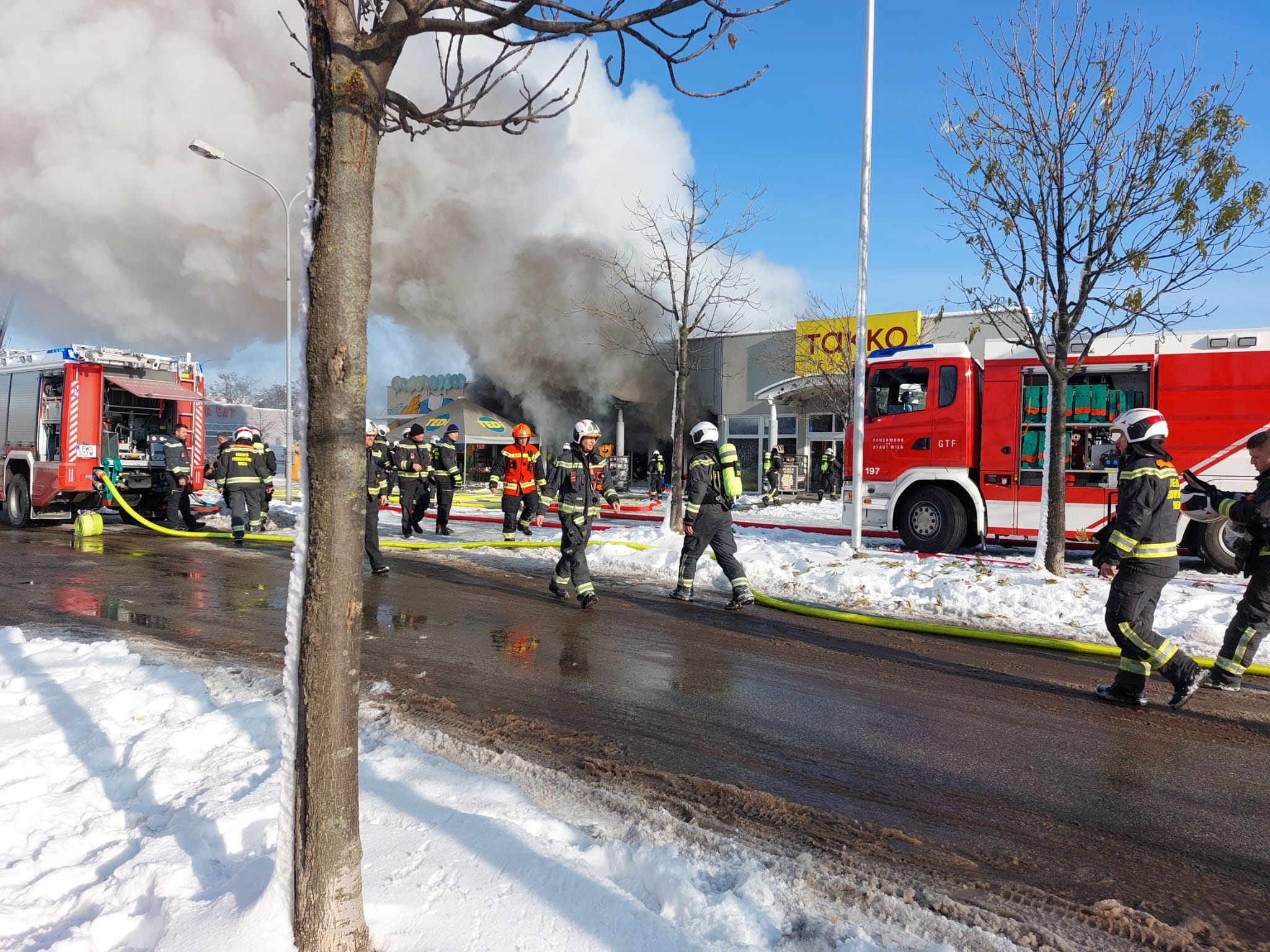In einem Einkaufszentrum im 21. Wiener Gemeindebezirk Floridsdorf kam es zu einem Großbrand. In einem Einkaufszentrum im 21. Wiener Gemeindebezirk Floridsdorf kam es zu einem Großbrand.