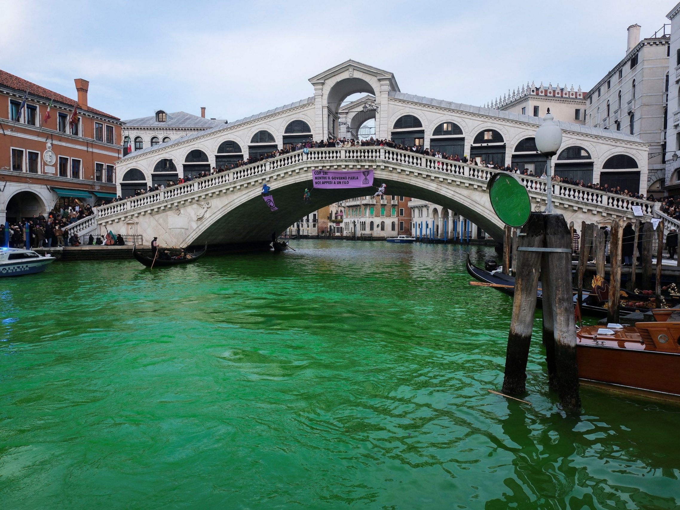 Plötzlich leuchtete der Canal Grande in Venedig grün.