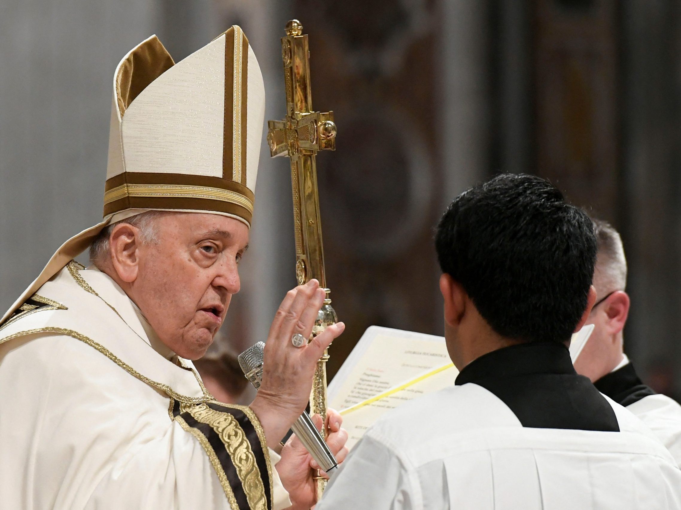 Papst Franziskus spendet am Montagmittag den Segen "Urbi et Orbi". Papst Franziskus spendet am Montagmittag den Segen "Urbi et Orbi".