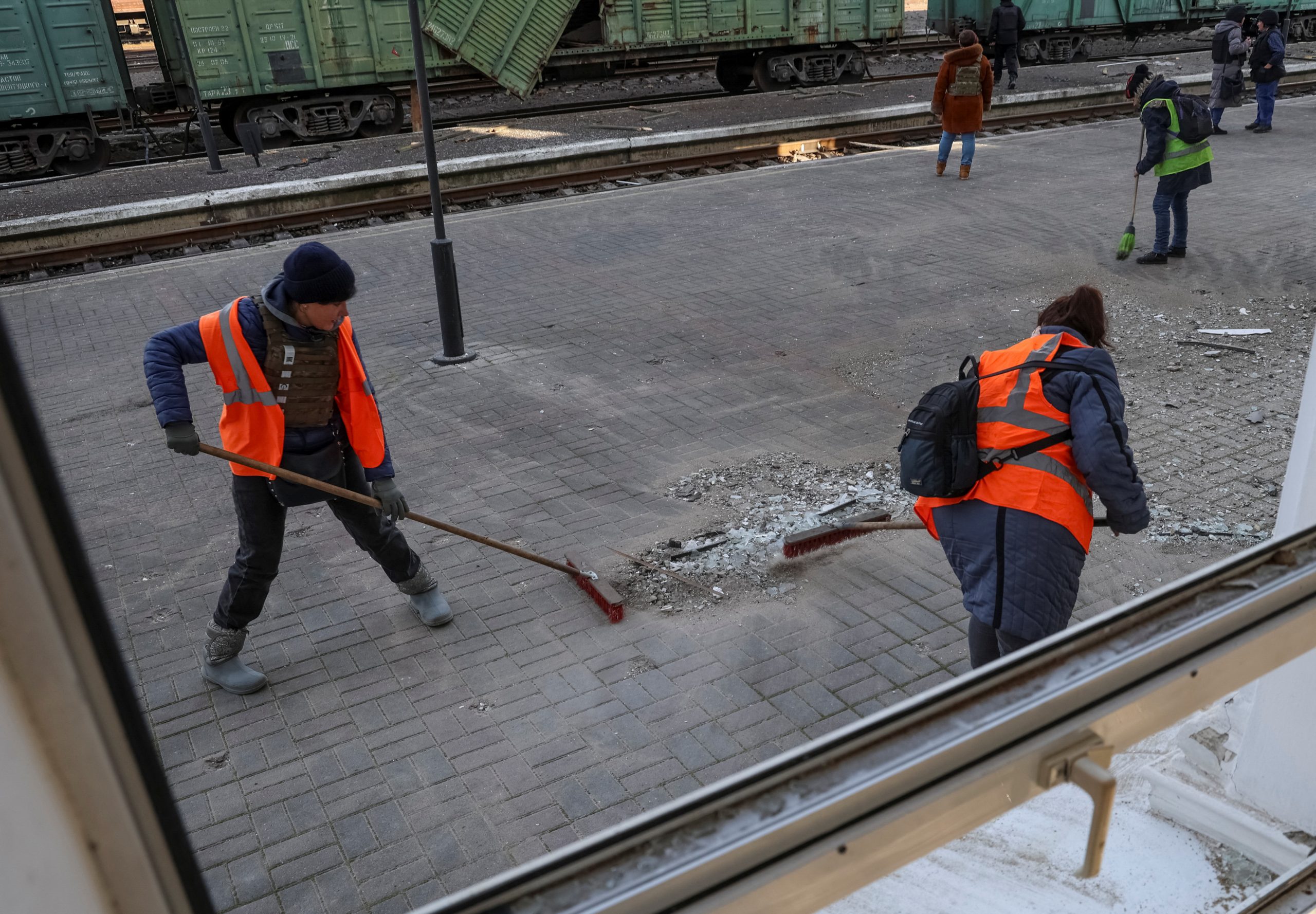 Aufräumarbeiten nach einem Angriff auf die Stadt Cherson.