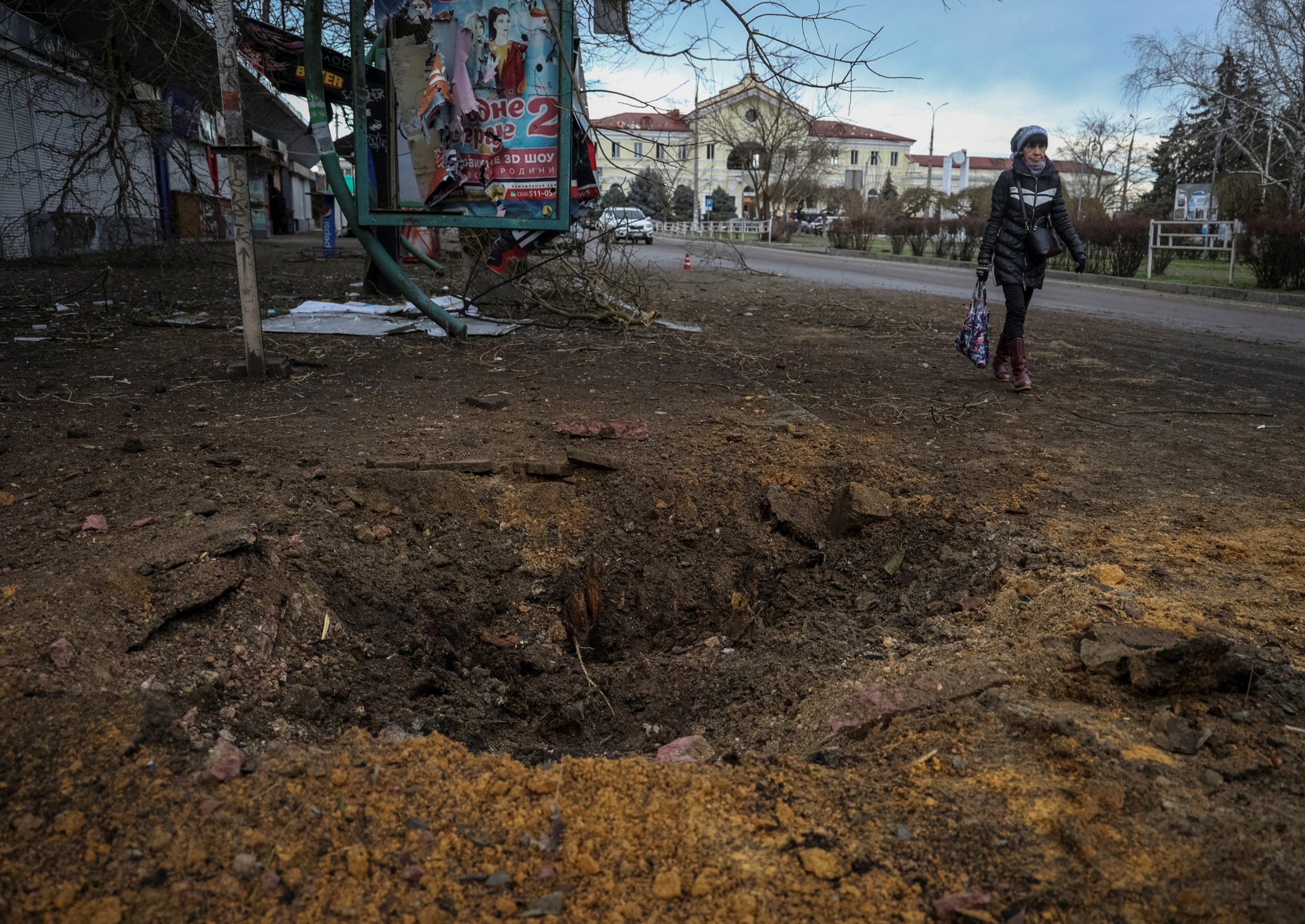Nach einem Angriff auf die Stadt Cherson in der Ukraine blieb ein großes Loch im Boden zurück.