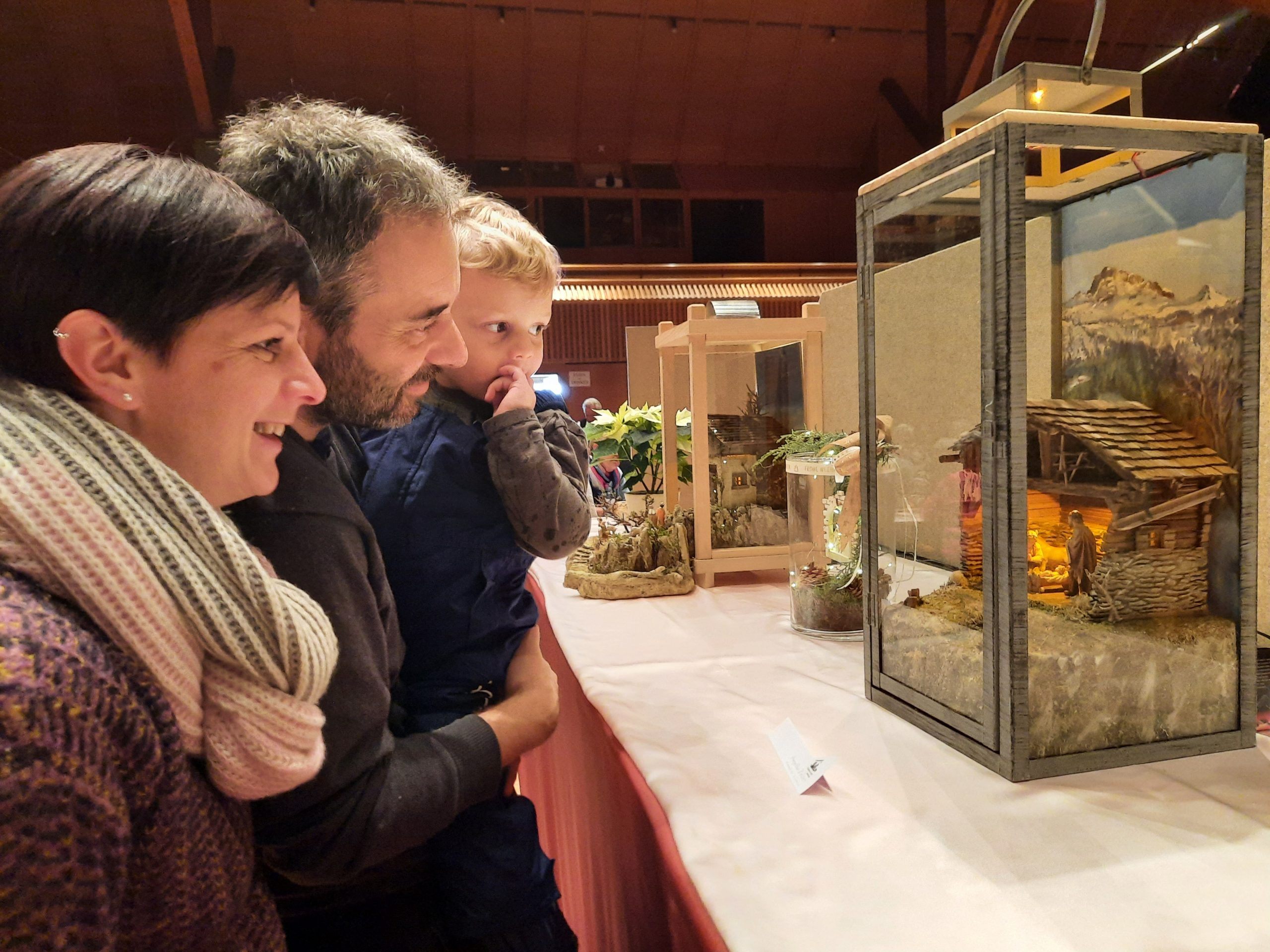 Familie Zelzer vor "ihrer" Krippe