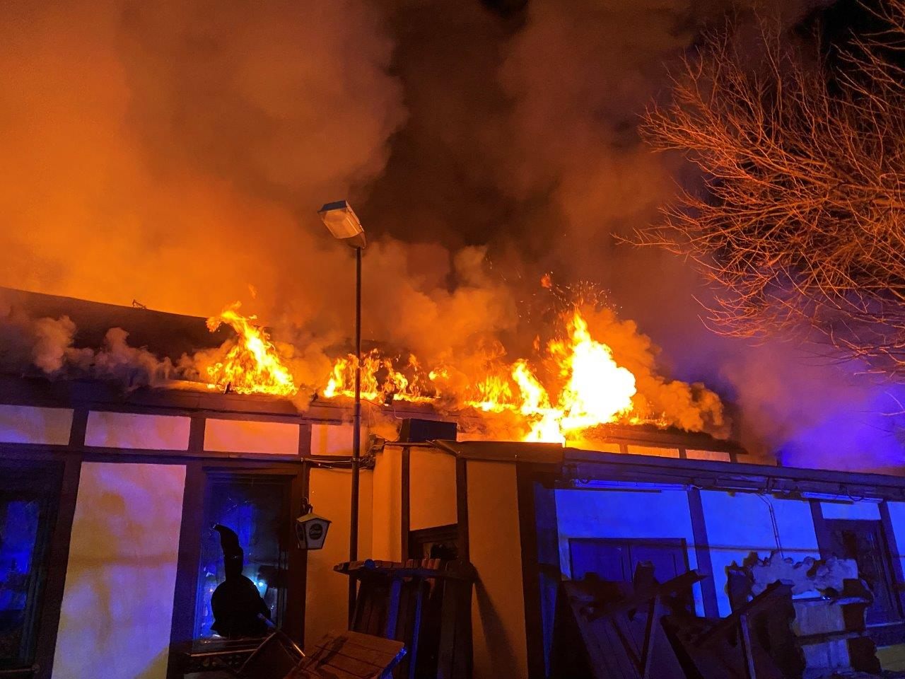 Beim Eintreffen der Einsatzkräfte stand das Dach bereits in Vollbrand. Beim Eintreffen der Einsatzkräfte stand das Dach bereits in Vollbrand.