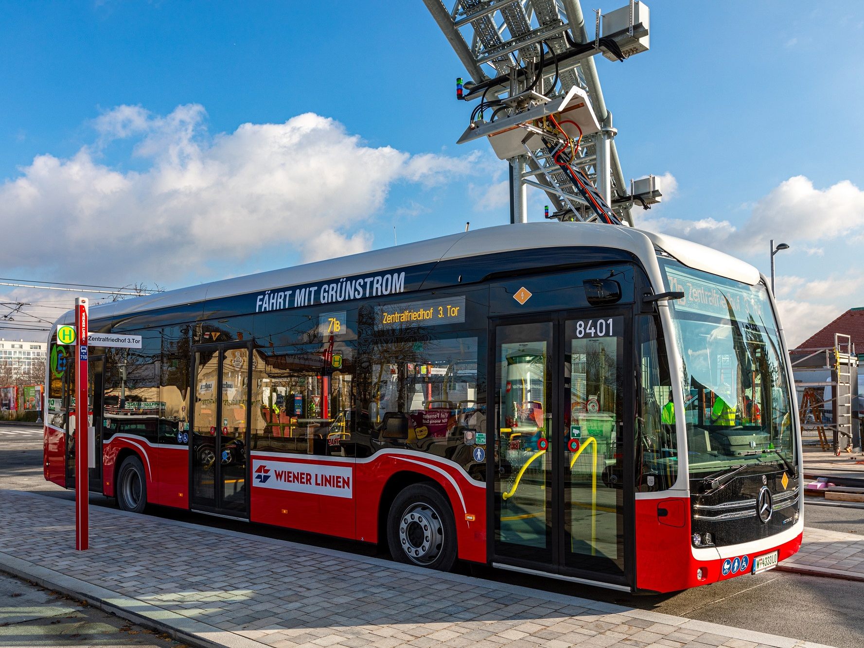 Der neue E-Bus der Wiener Linien an der Haltestelle und Ladestation "Zentralfriedhof 3. Tor".