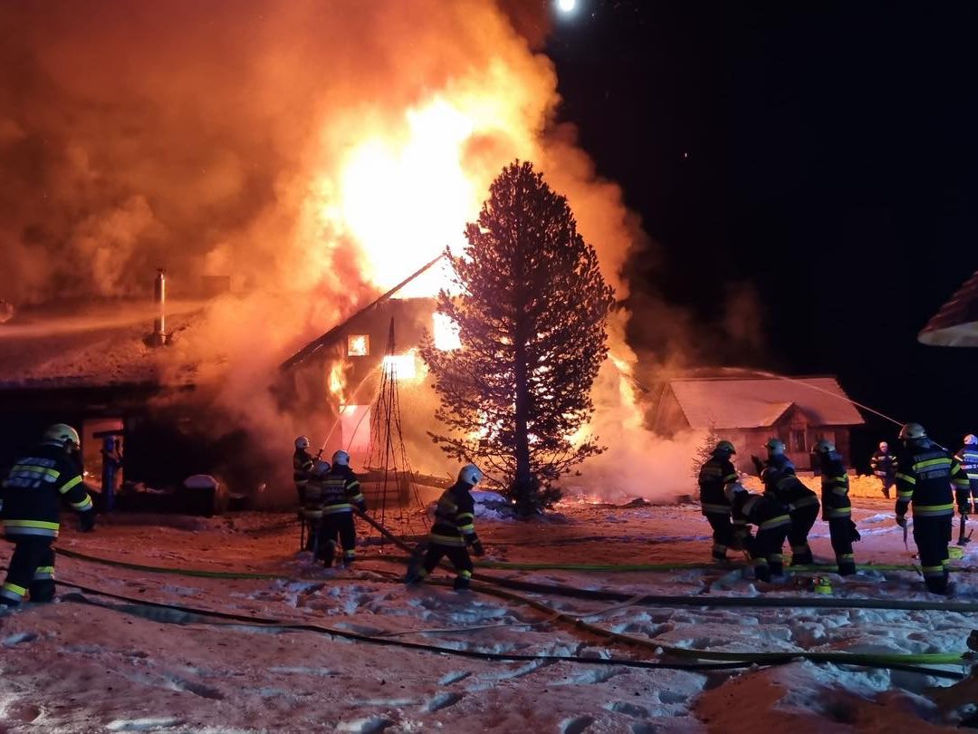 Beim Eintreffen der Feuerwehren stand das Jagdhaus bereits in Vollbrand.