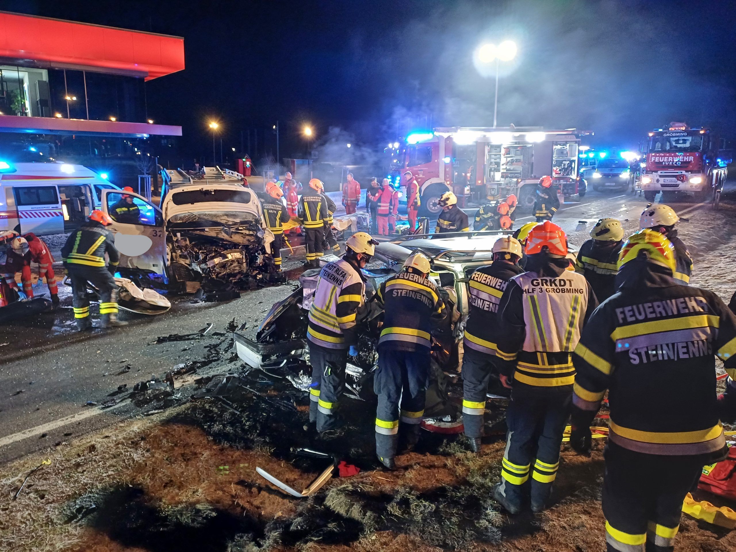 Die Feuerwehr musste beide Lenker aus den Fahrzeugen befreien. Die Feuerwehr musste beide Lenker aus den Fahrzeugen befreien.