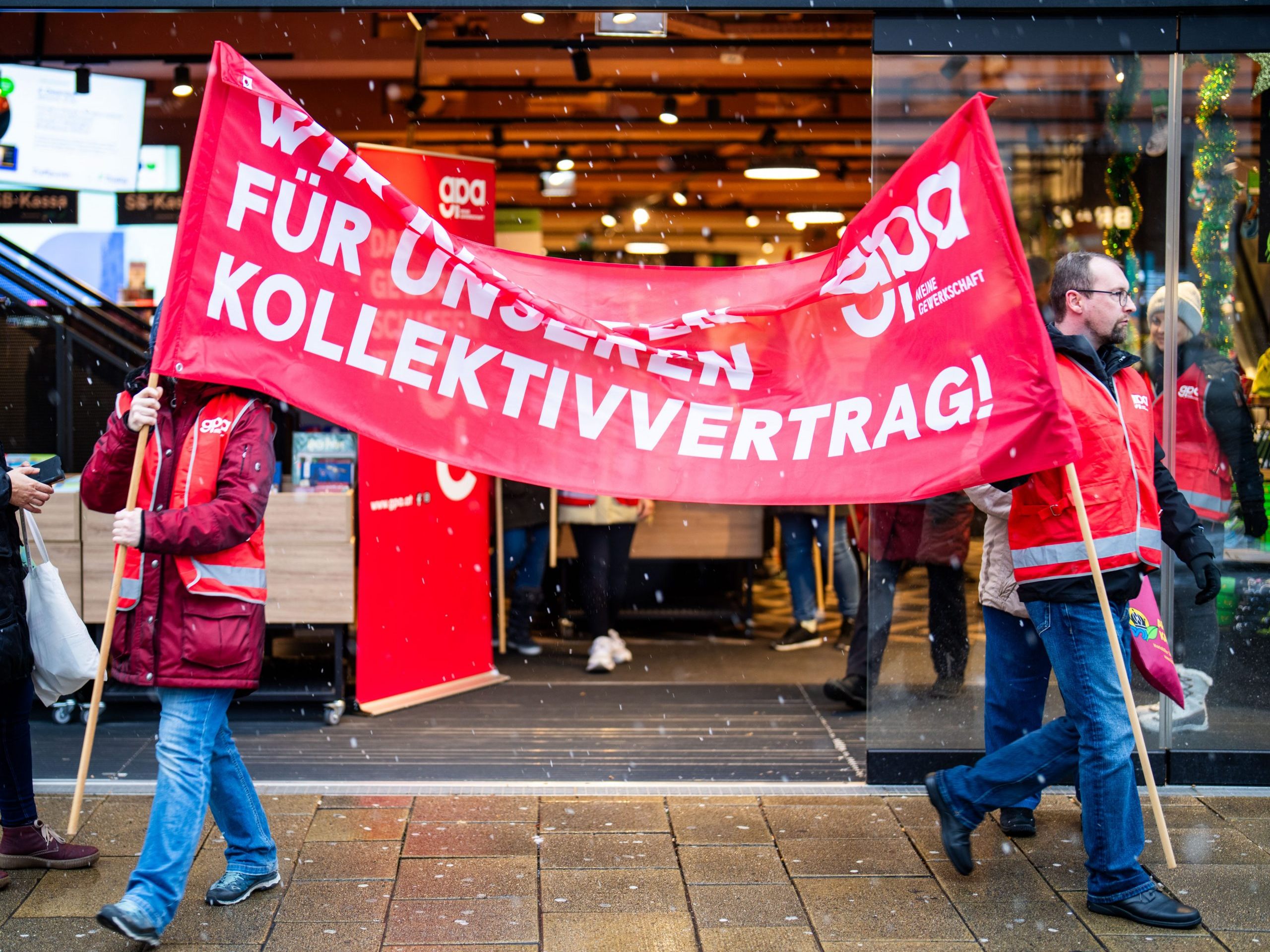 Im Handel drohen bei keiner Einigung weitere Warnstreiks.