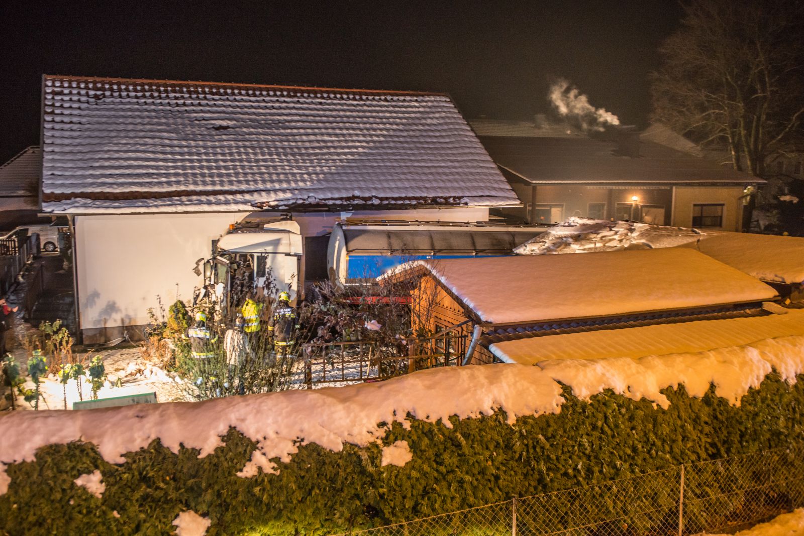 Milchtankwagen in NÖ prallte gegen Wohnhaus