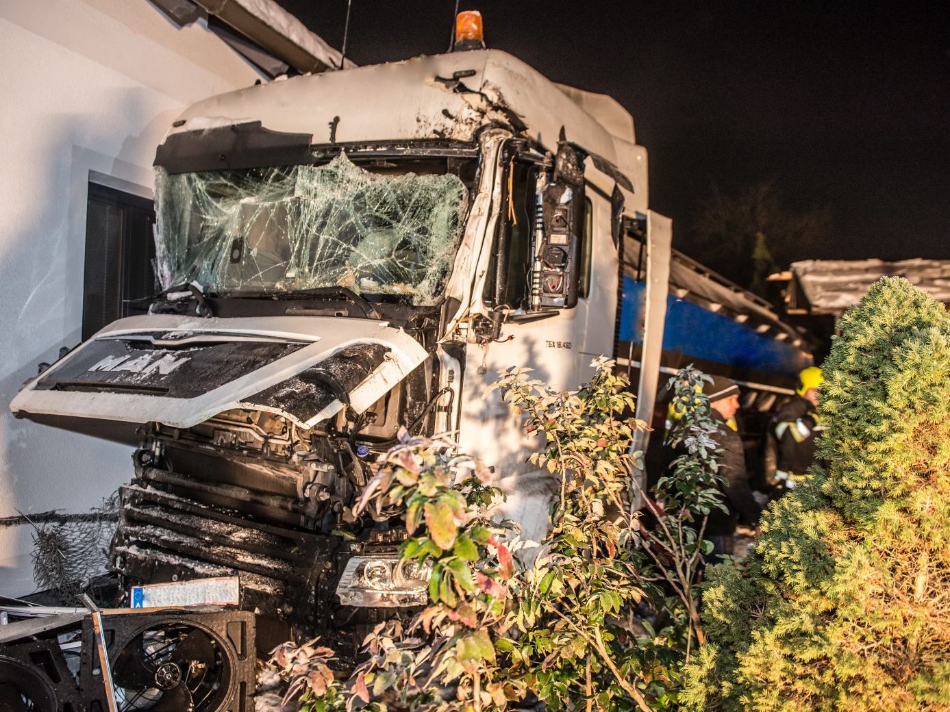 Ein Milchtankwagen krachte gegen ein Wohnhaus.
