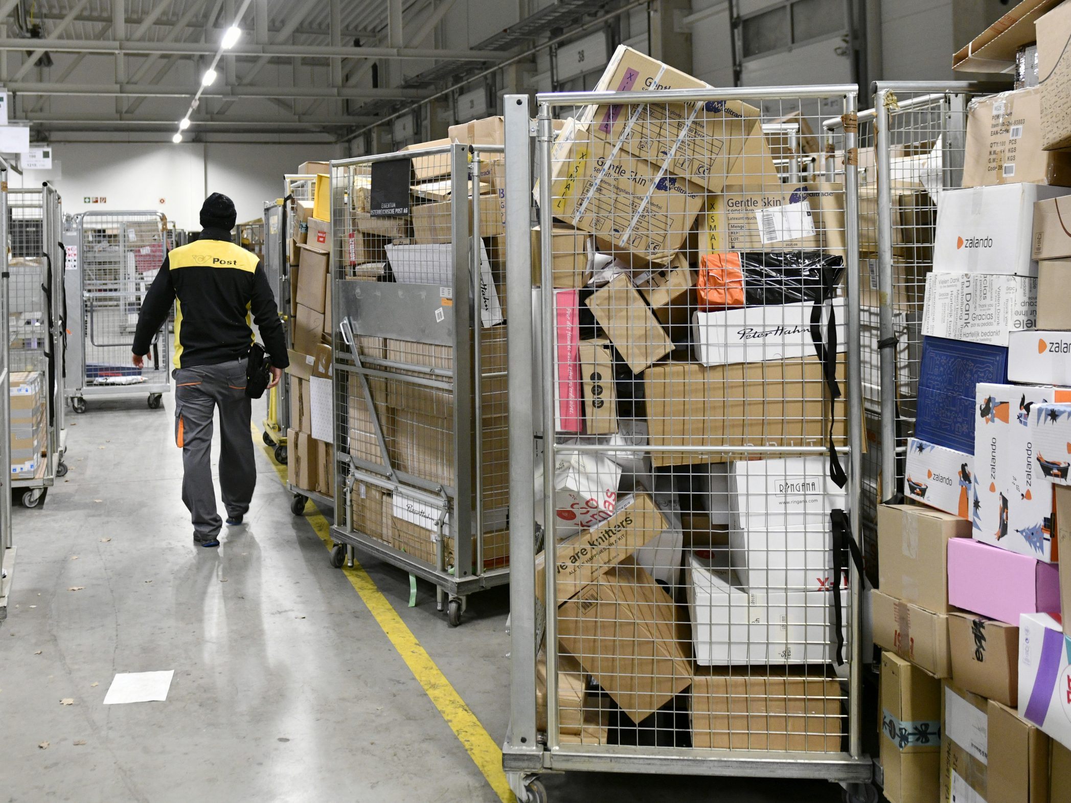 Trotz eines abgeflachten Booms im Onlinehandel geht die Zahl der Pakete weiter deutlich nach oben. Trotz eines abgeflachten Booms im Onlinehandel geht die Zahl der Pakete weiter deutlich nach oben.