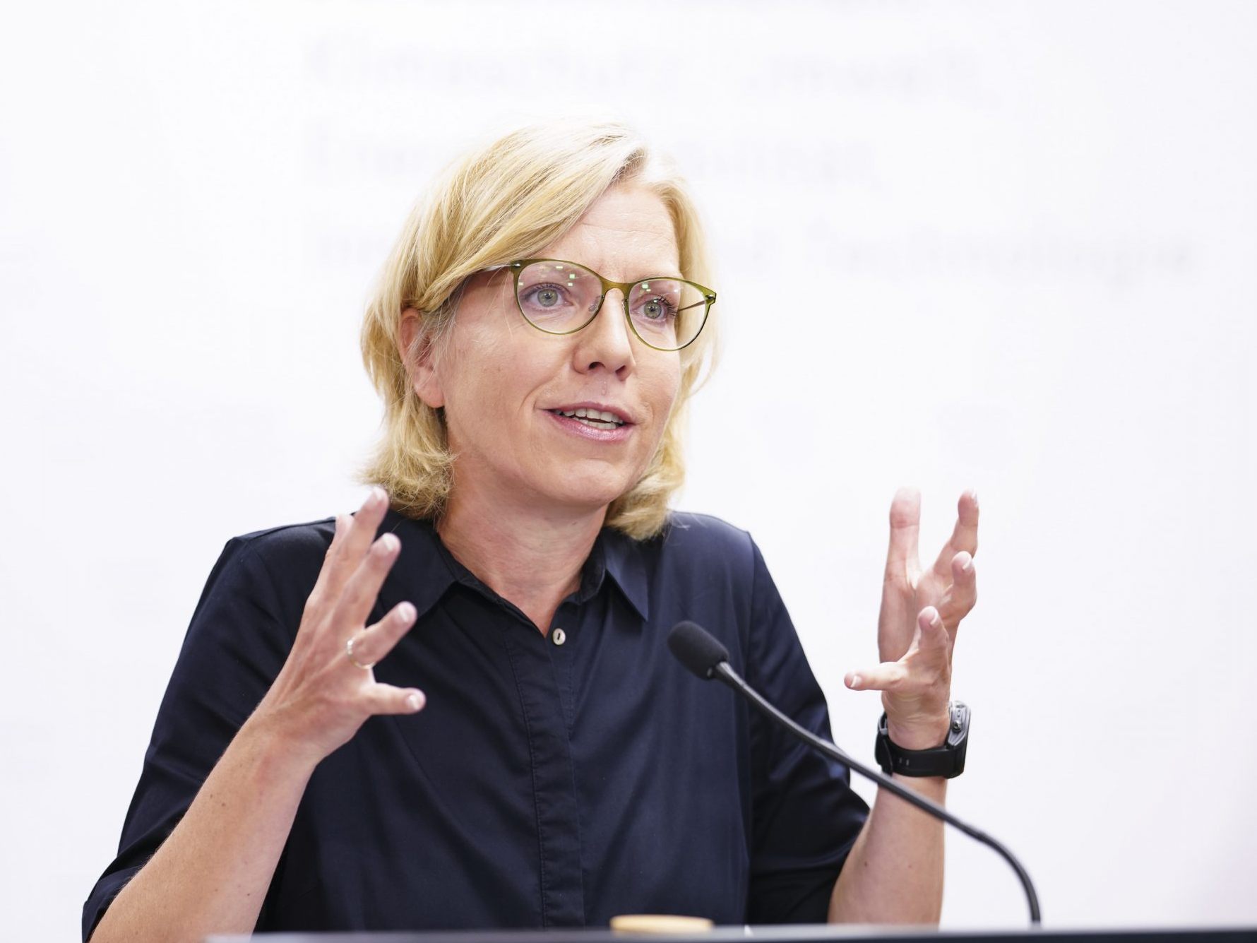 Klimaschutzministerin Leonore Gewessler (Grüne) ist zuversichtlich, dass es bis 2030 eine Grüne Kanzlerin in Österreich geben könnte. Klimaschutzministerin Leonore Gewessler (Grüne) ist zuversichtlich, dass es bis 2030 eine Grüne Kanzlerin in Österreich geben könnte.