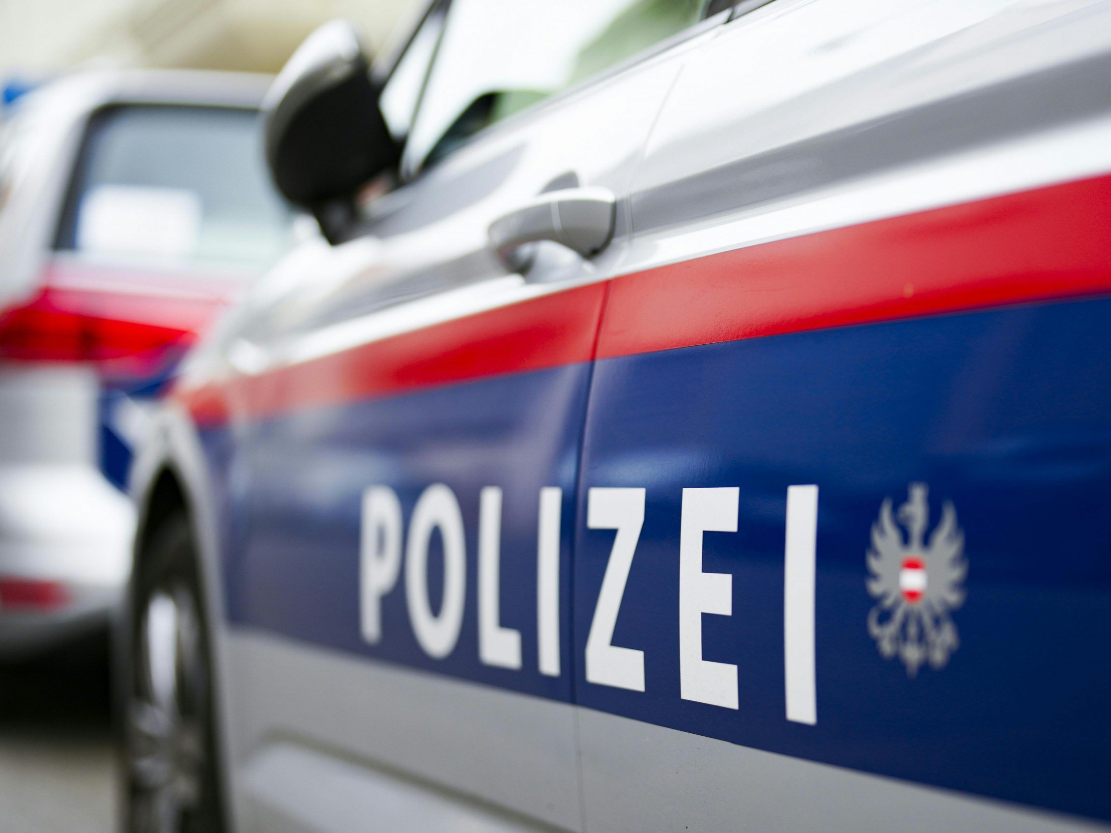 Ein 19-Jähriger wurde in Wien mit einem Messer verletzt.