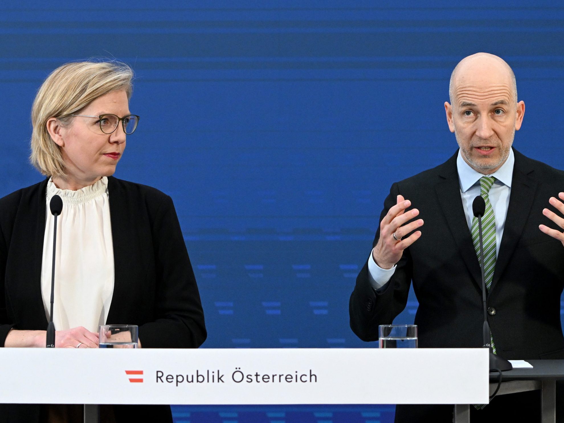 Die Regierung diskutiert über den Wandel am Arbeitsmarkt. Die Regierung diskutiert über den Wandel am Arbeitsmarkt.