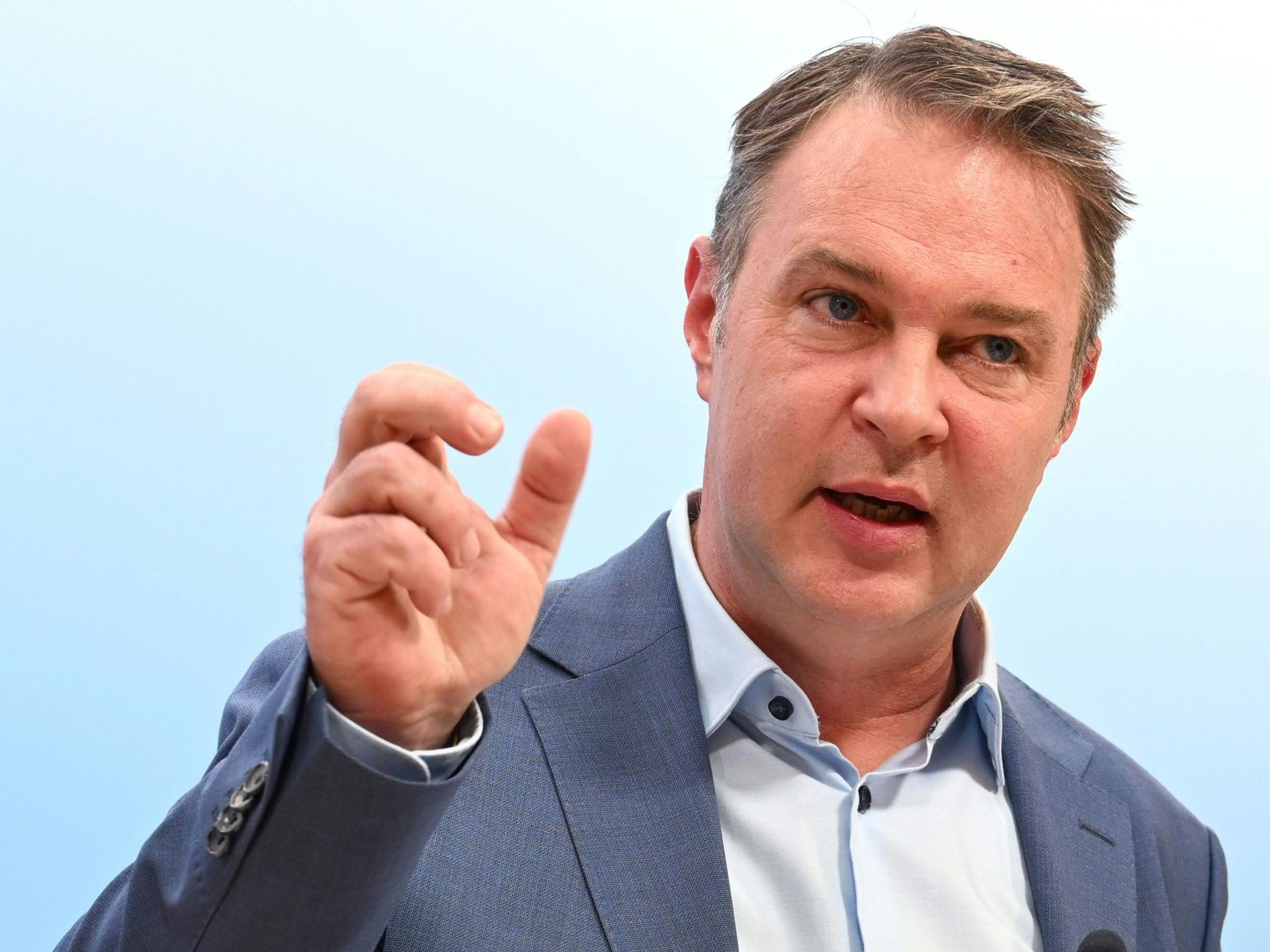 Babler will 1450 zur Arztvermittlung ausbauen. Babler will 1450 zur Arztvermittlung ausbauen.