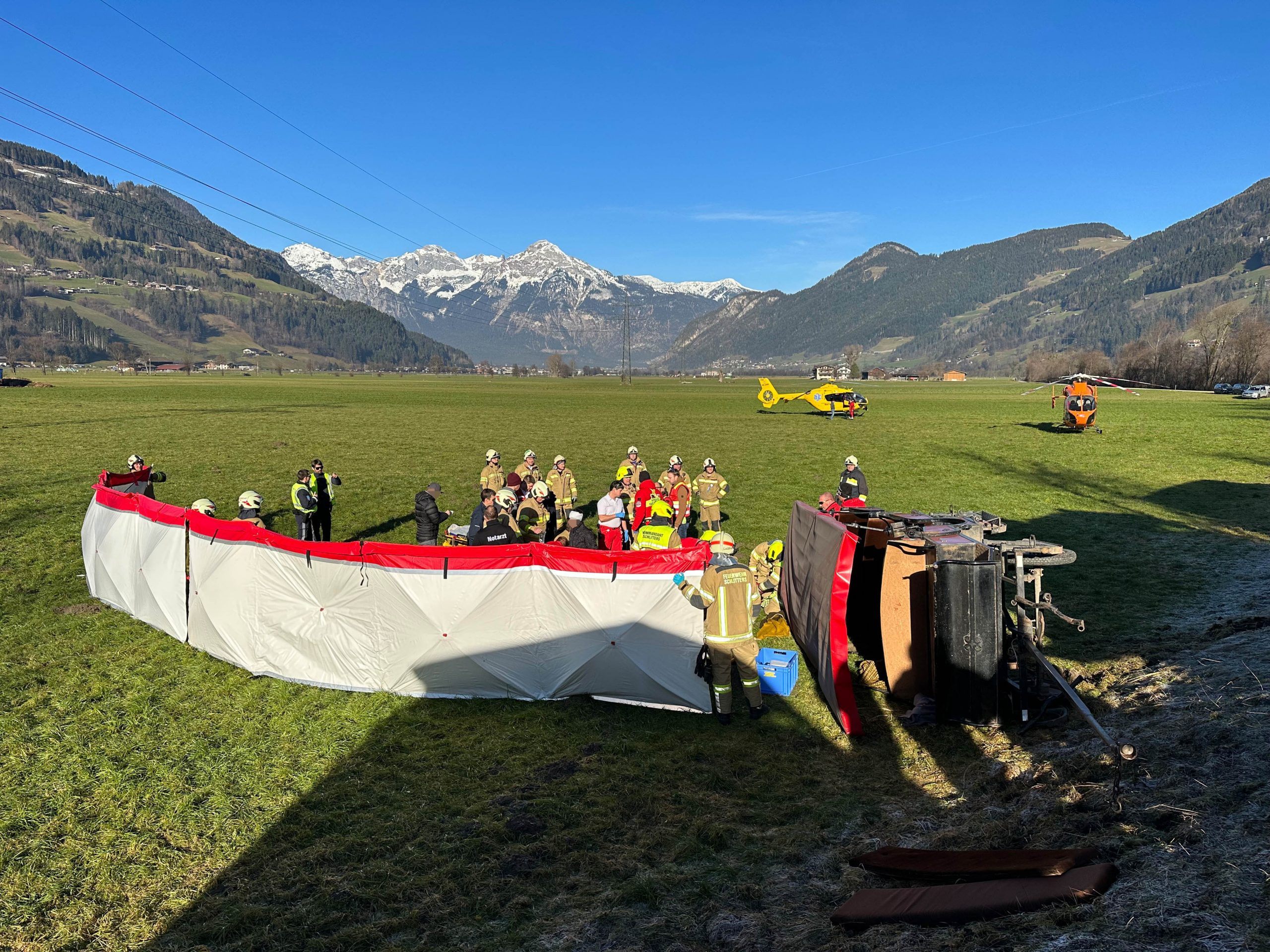 Im Zillertal stürzte eine Kutsche über eine Böschung. Im Zillertal stürzte eine Kutsche über eine Böschung.