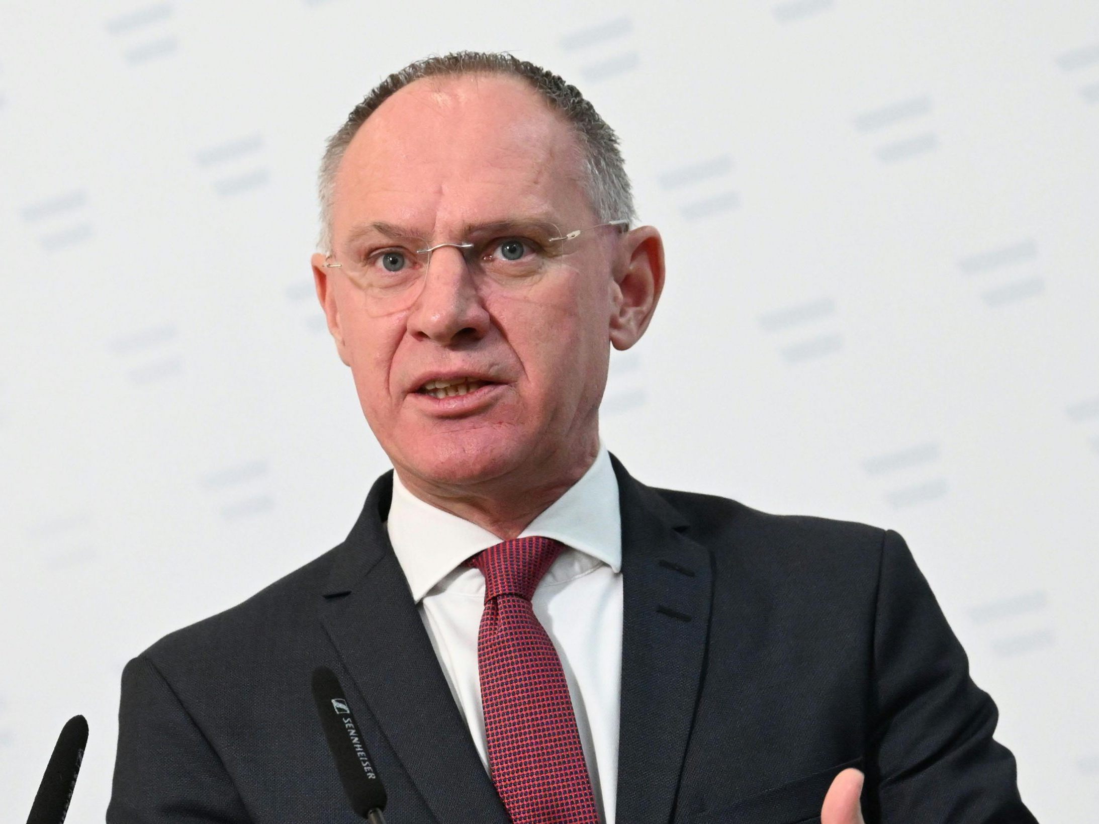Innenminister Gerhard Karner (ÖVP) will die Gefährdungsstufe in Österreich nicht vor Silvester hinuntersetzen. Innenminister Gerhard Karner (ÖVP) will die Gefährdungsstufe in Österreich nicht vor Silvester hinuntersetzen.