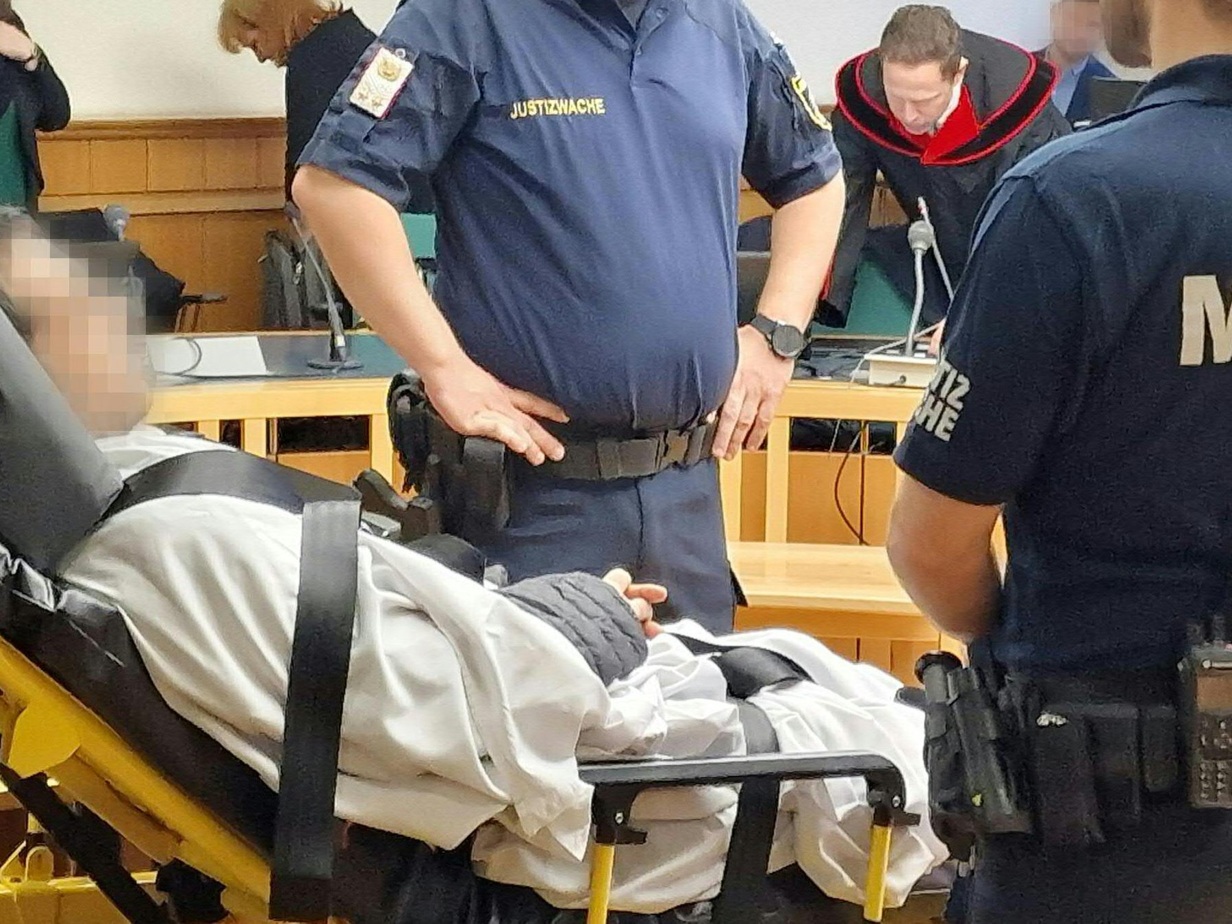Der Angeklagte ist von der Hüfte abwärts gelähmt.