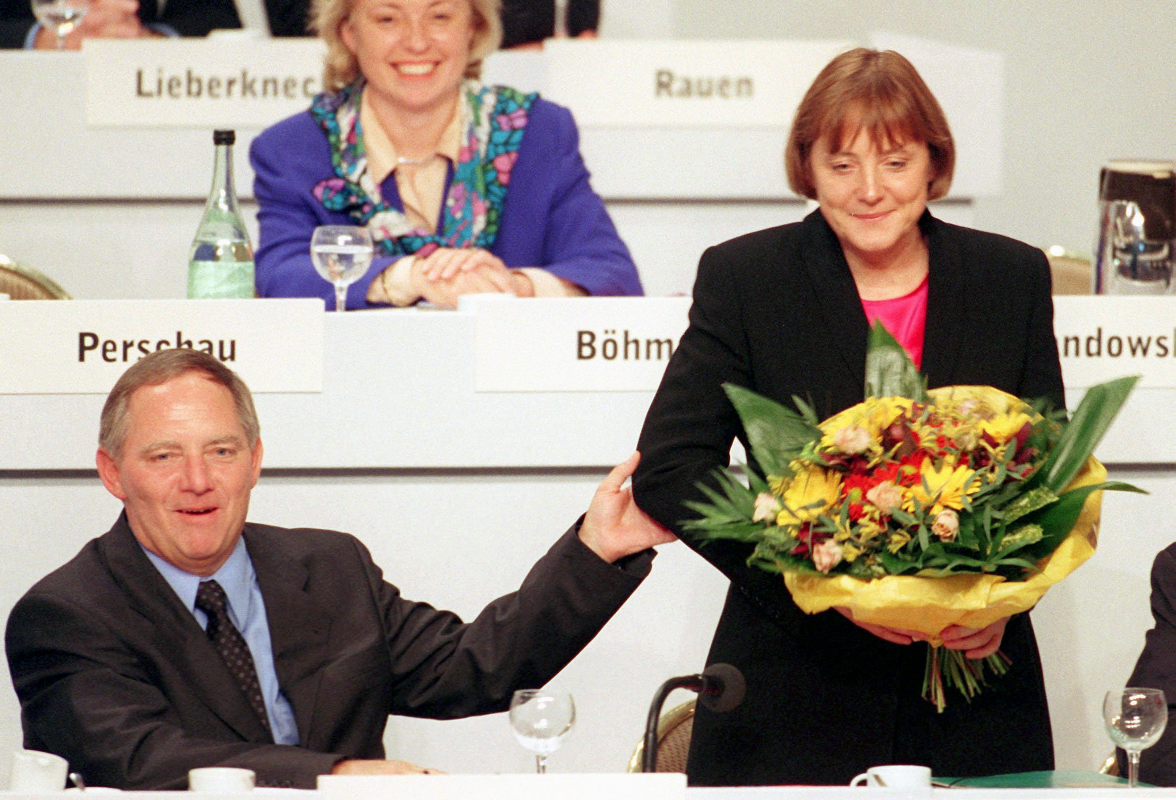Der damals neue CDU-Vorsitzende Wolfgang Schäuble gratuliert auf dem CDU-Parteitag in Bonn der soeben zur CDU-Generalsekretärin gewählten Angela Merkel (1998).