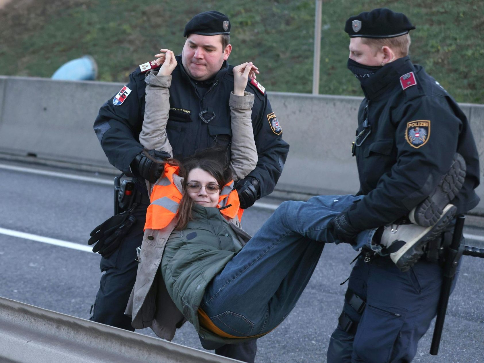 Klima-Aktivistin Krumpeck verbringt den Heiligen Abend in Haft. Klima-Aktivistin Krumpeck verbringt den Heiligen Abend in Haft.
