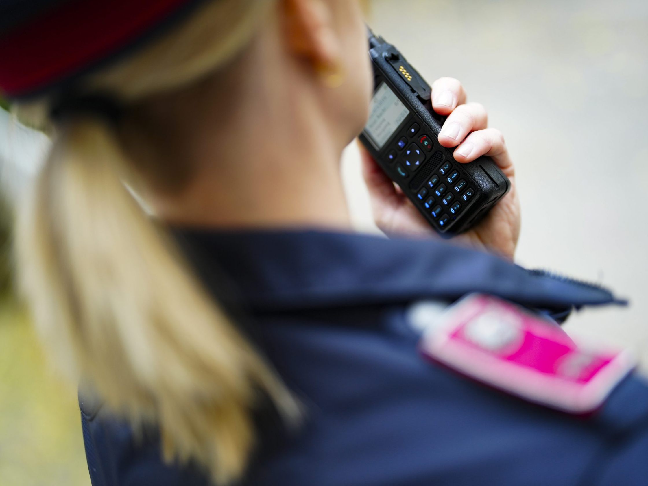 Die Polizei kam dem Raubopfer zu Hilfe. Die Polizei kam dem Raubopfer zu Hilfe.