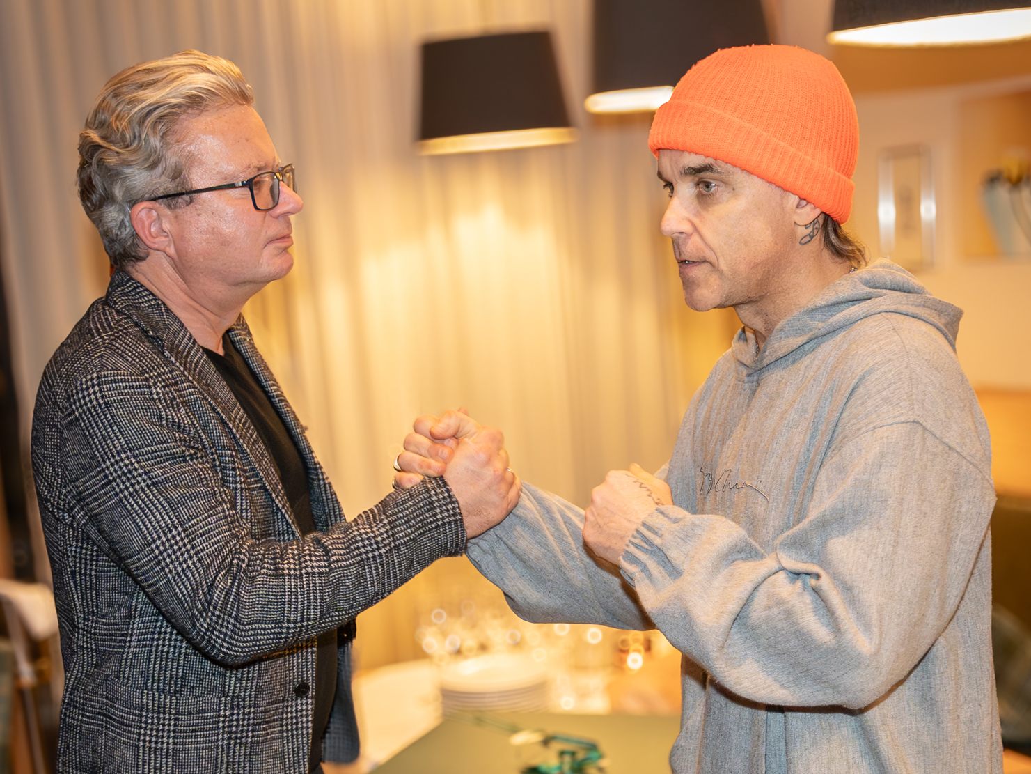 LH Christopher Drexler begrüßt Robbie Williams.