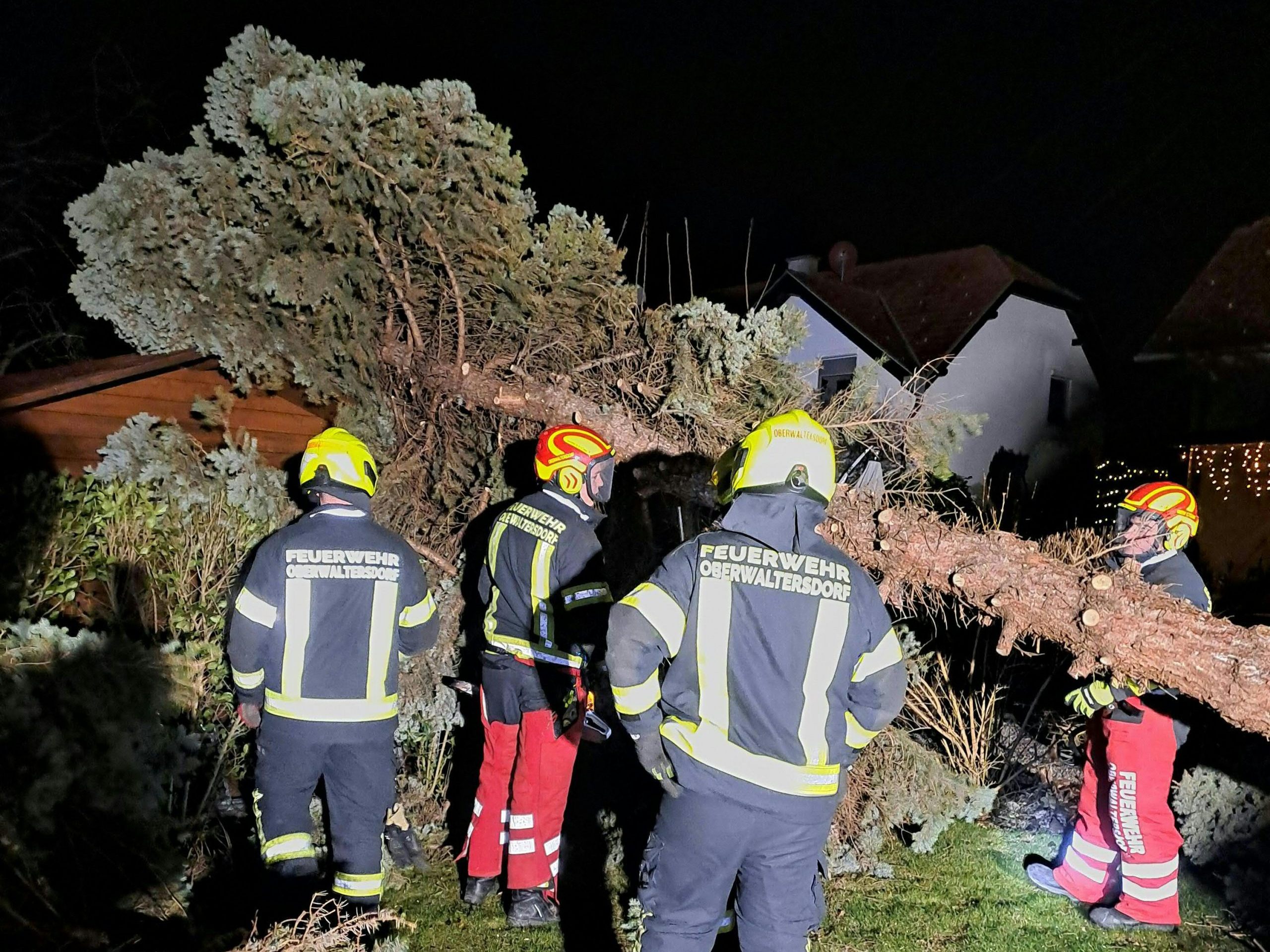 In der Nacht auf Sonntag gab es wieder zahlreiche Feuerwehreinsätze nach Sturmschäden.