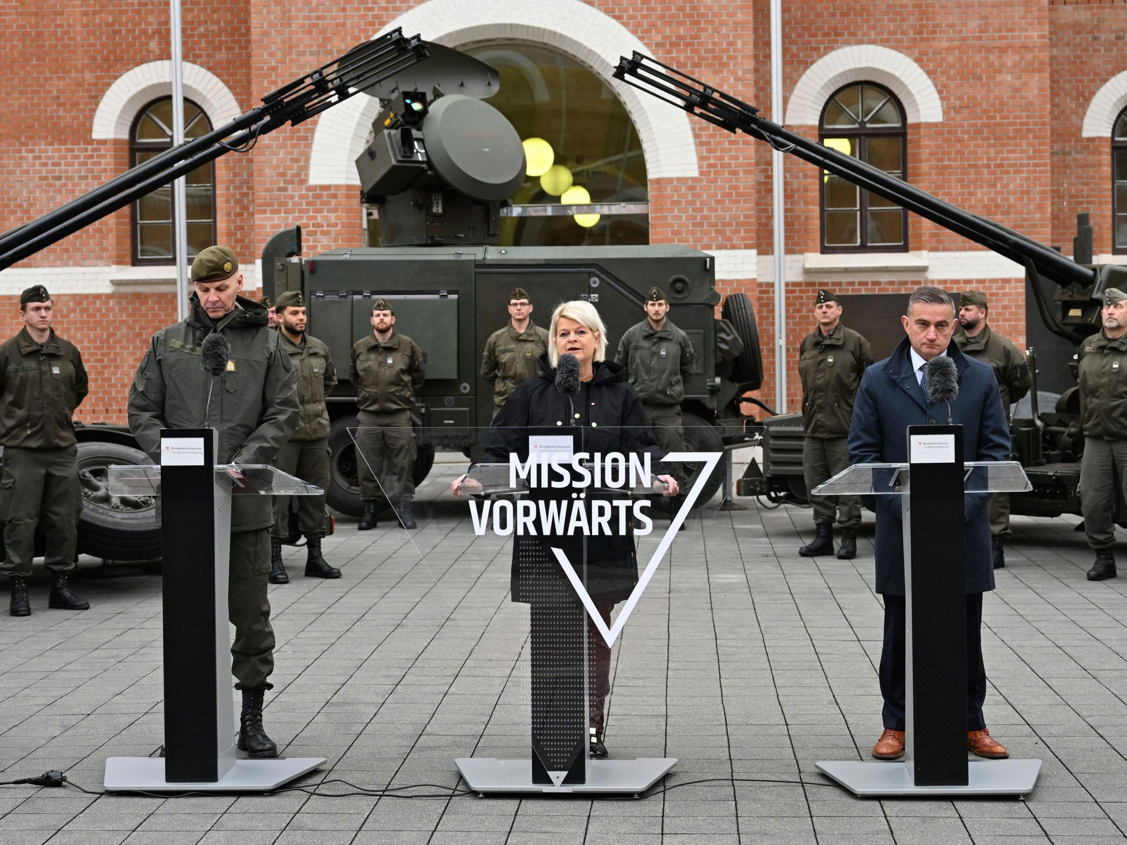 Tanner nannte Fliegerabwehr "zentralen Baustein" der "Mission Vorwärts". Tanner nannte Fliegerabwehr "zentralen Baustein" der "Mission Vorwärts".