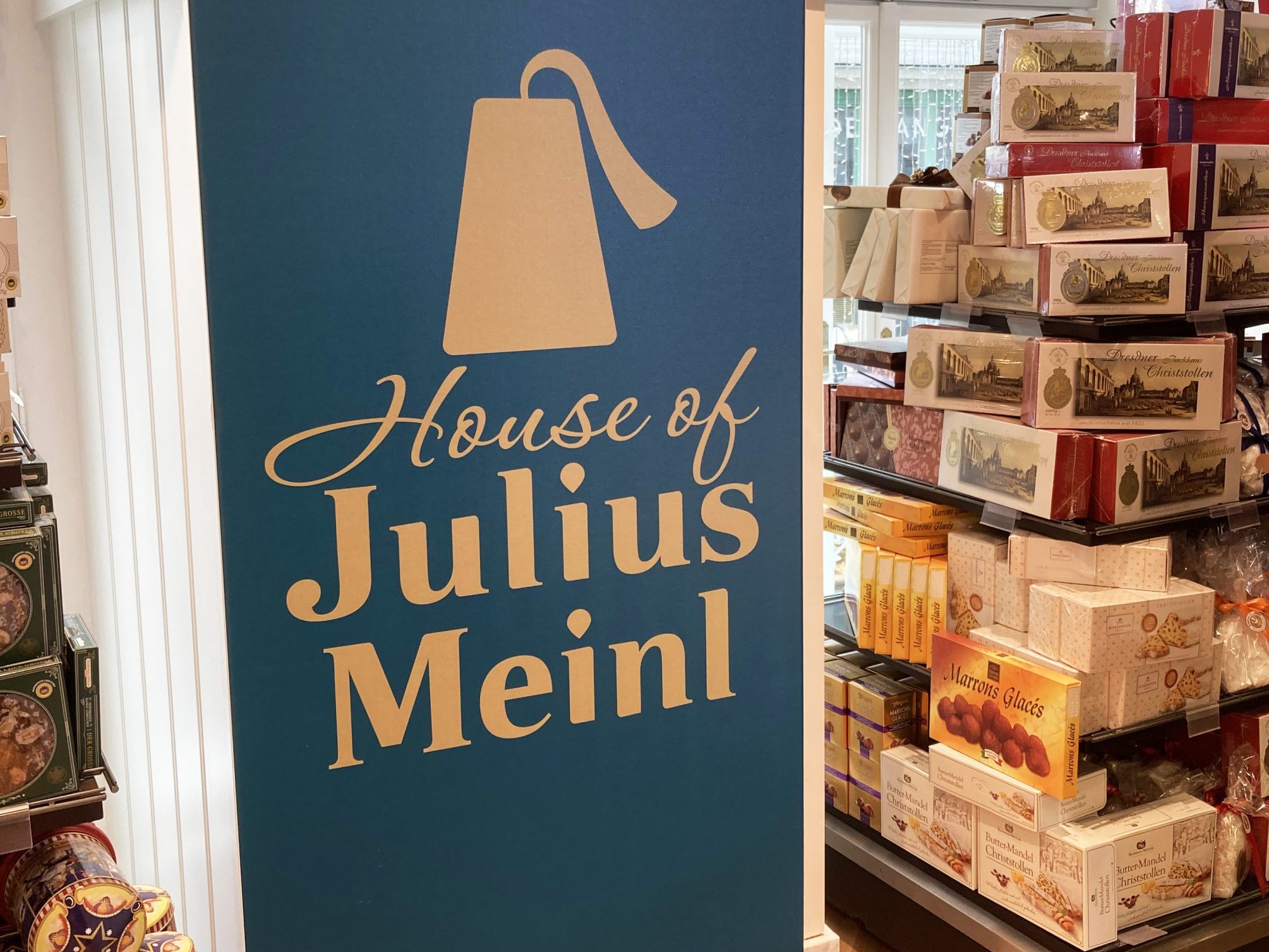 In dem Gebäude ist auch das Geschäft "Meinl am Graben" zu finden.