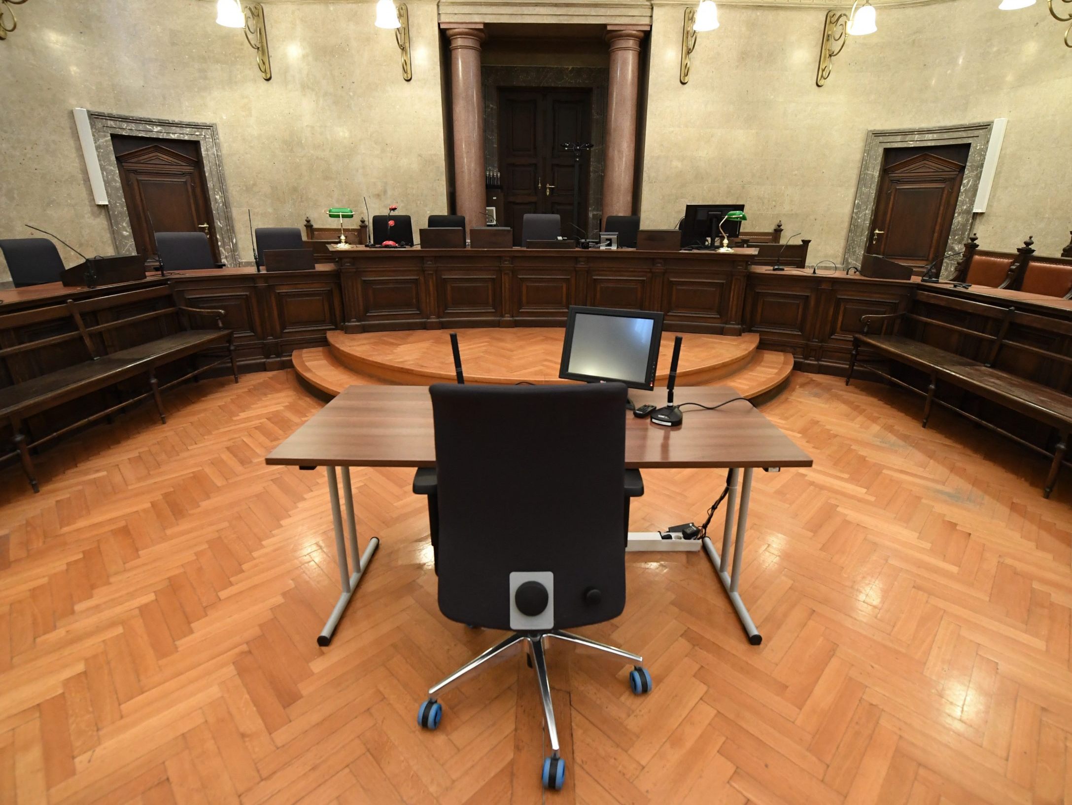 20 Monate Haft für Call Center-Mitarbeiter. 20 Monate Haft für Call Center-Mitarbeiter.