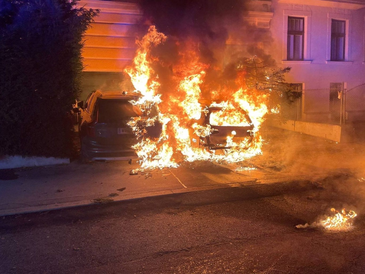 In der Nacht auf Mittwoch brannte ein Auto in Wien-Hietzing komplett aus. In der Nacht auf Mittwoch brannte ein Auto in Wien-Hietzing komplett aus.