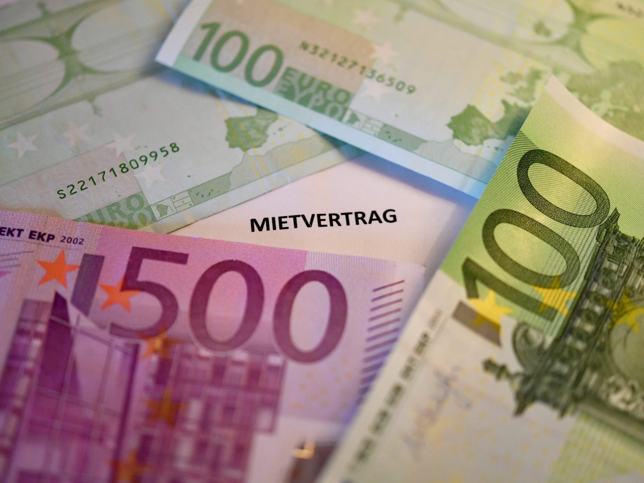 ÖVP sowie Grüne wollen Mieterhöhungen deckeln. ÖVP sowie Grüne wollen Mieterhöhungen deckeln.