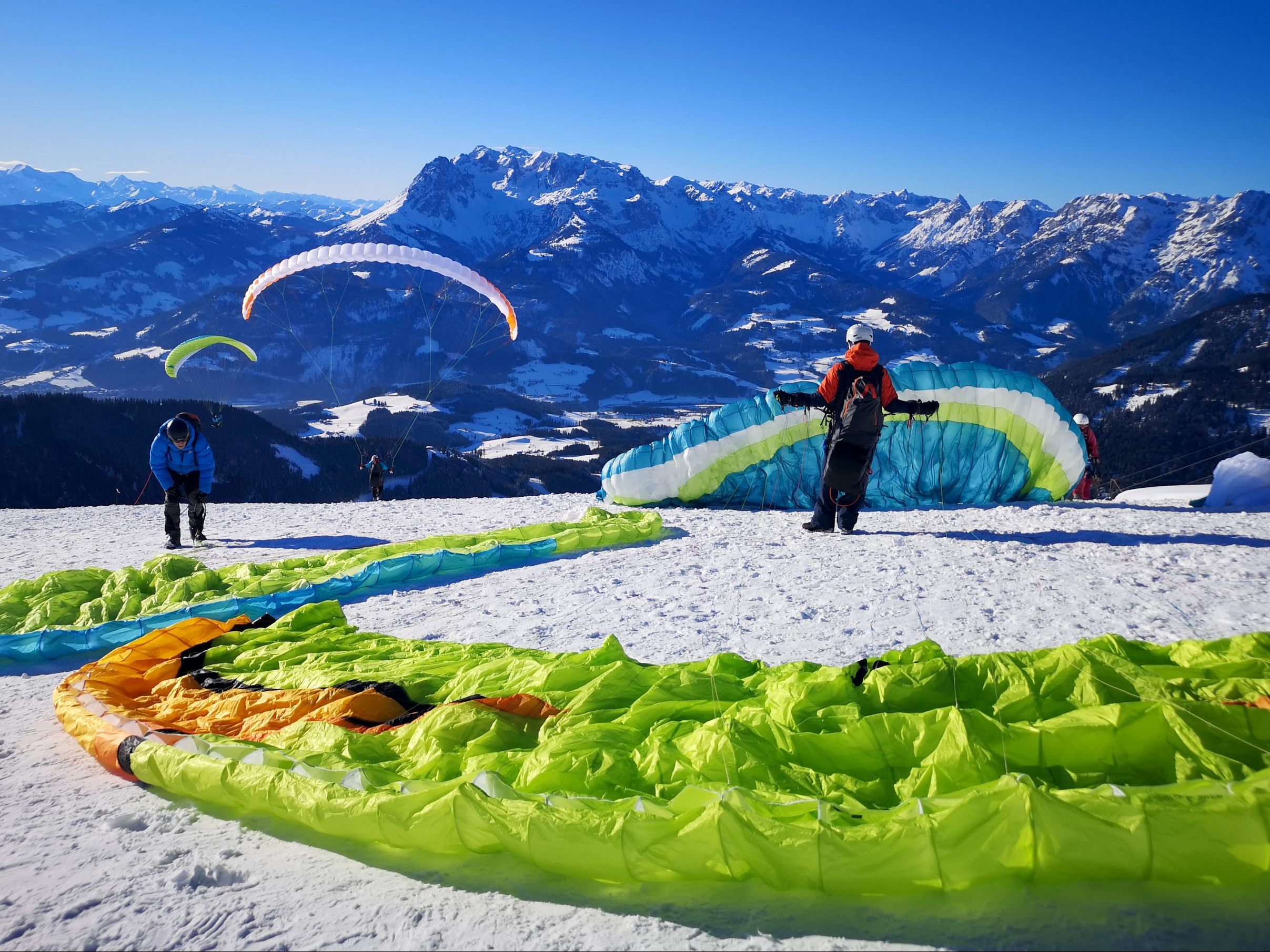 Ein Paragleiter stürzte in Tirol auf eine Skipiste.