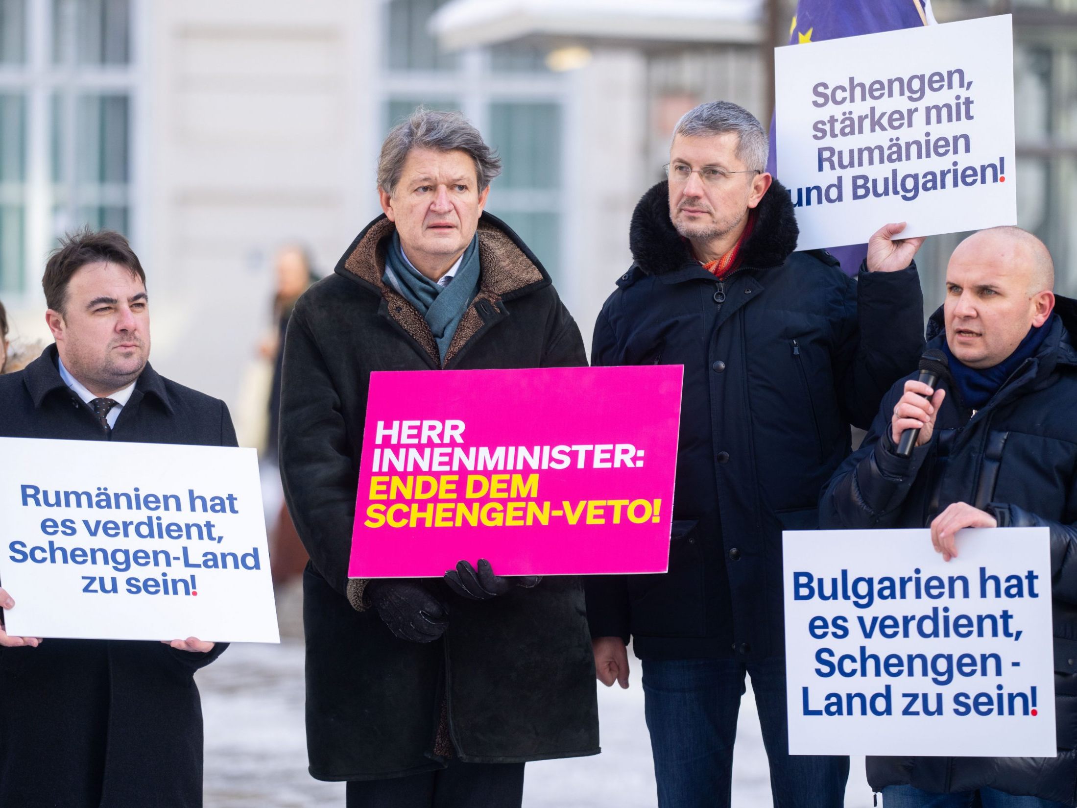 Bild von NEOS Foto- und Videoaktion zum rot-weiß-roten Schengen-Veto.