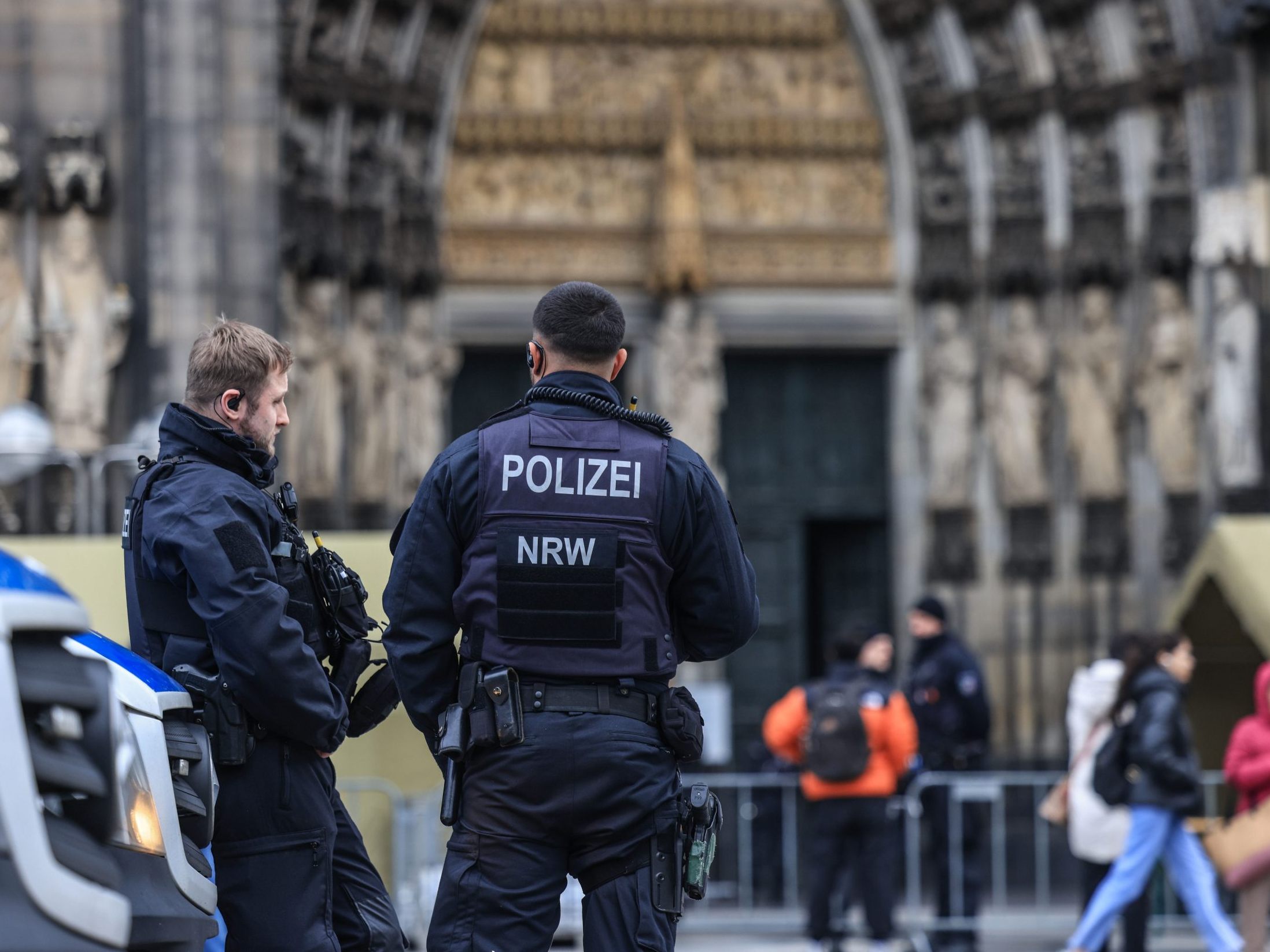 Nach dem Terror-Alarm um den Kölner Dom wurden drei weitere Verdächtige festgenommen.