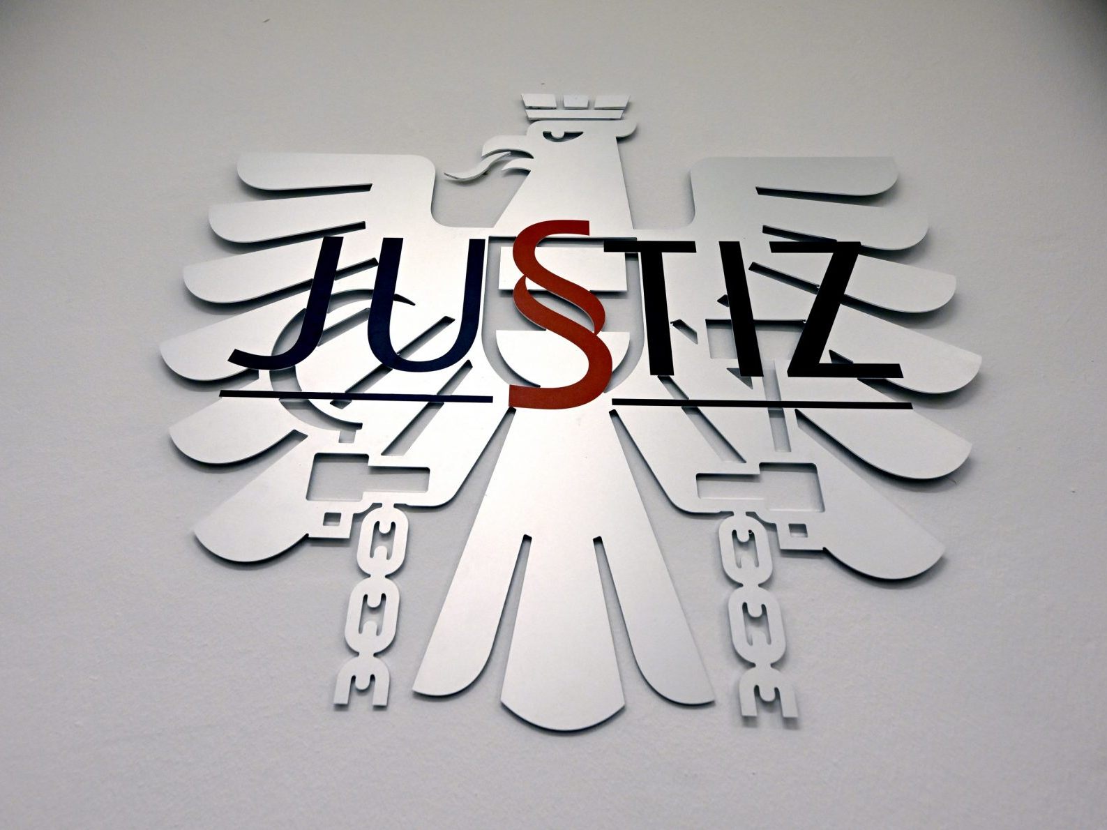 Die Ermittlungen gegen den Coronademo-Organisator wurden eingestellt. Die Ermittlungen gegen den Coronademo-Organisator wurden eingestellt.
