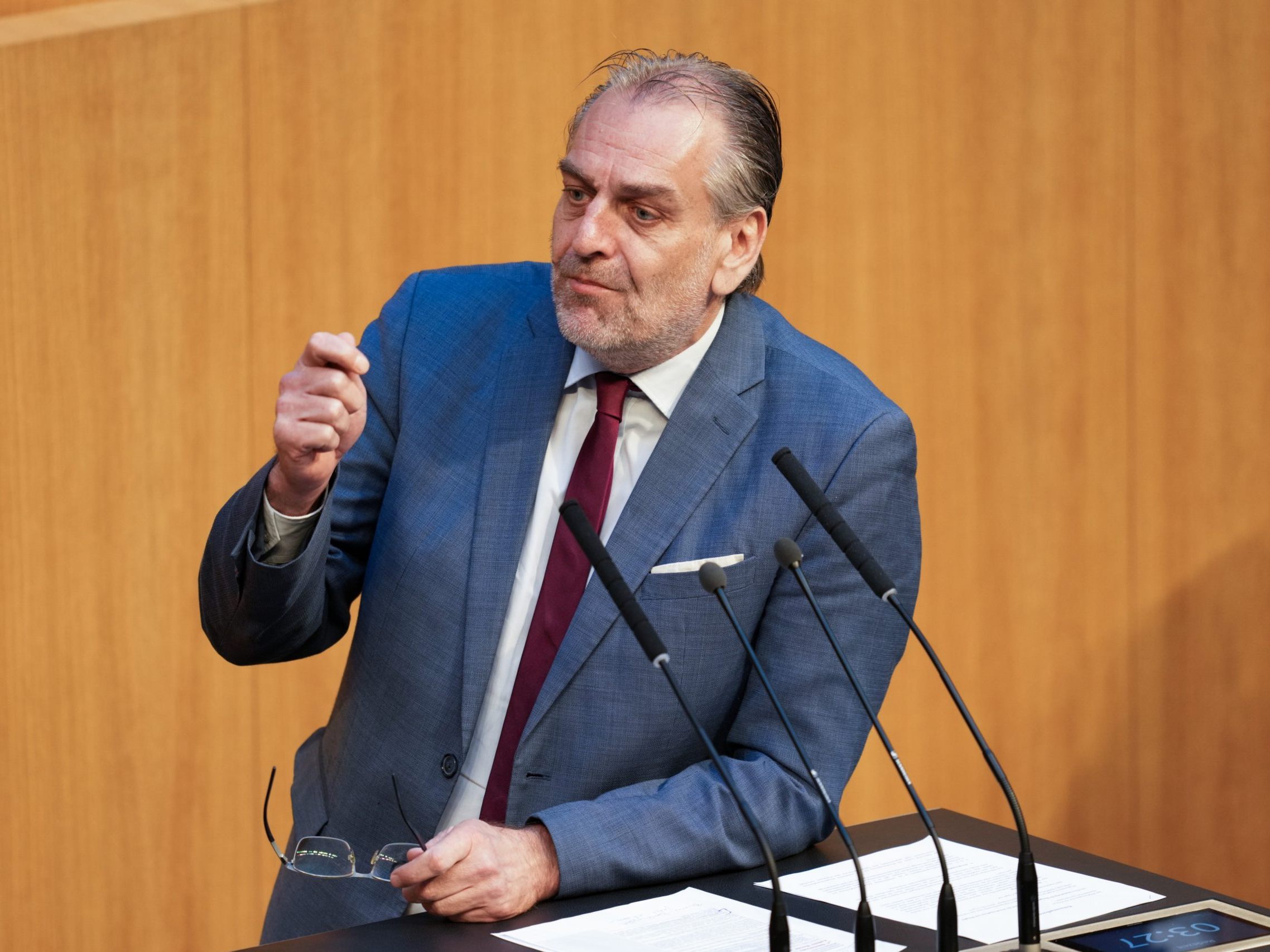 Der rote Mandatar Kollross soll laut ÖVP und FPÖ den Hut nehmen. Der rote Mandatar Kollross soll laut ÖVP und FPÖ den Hut nehmen.