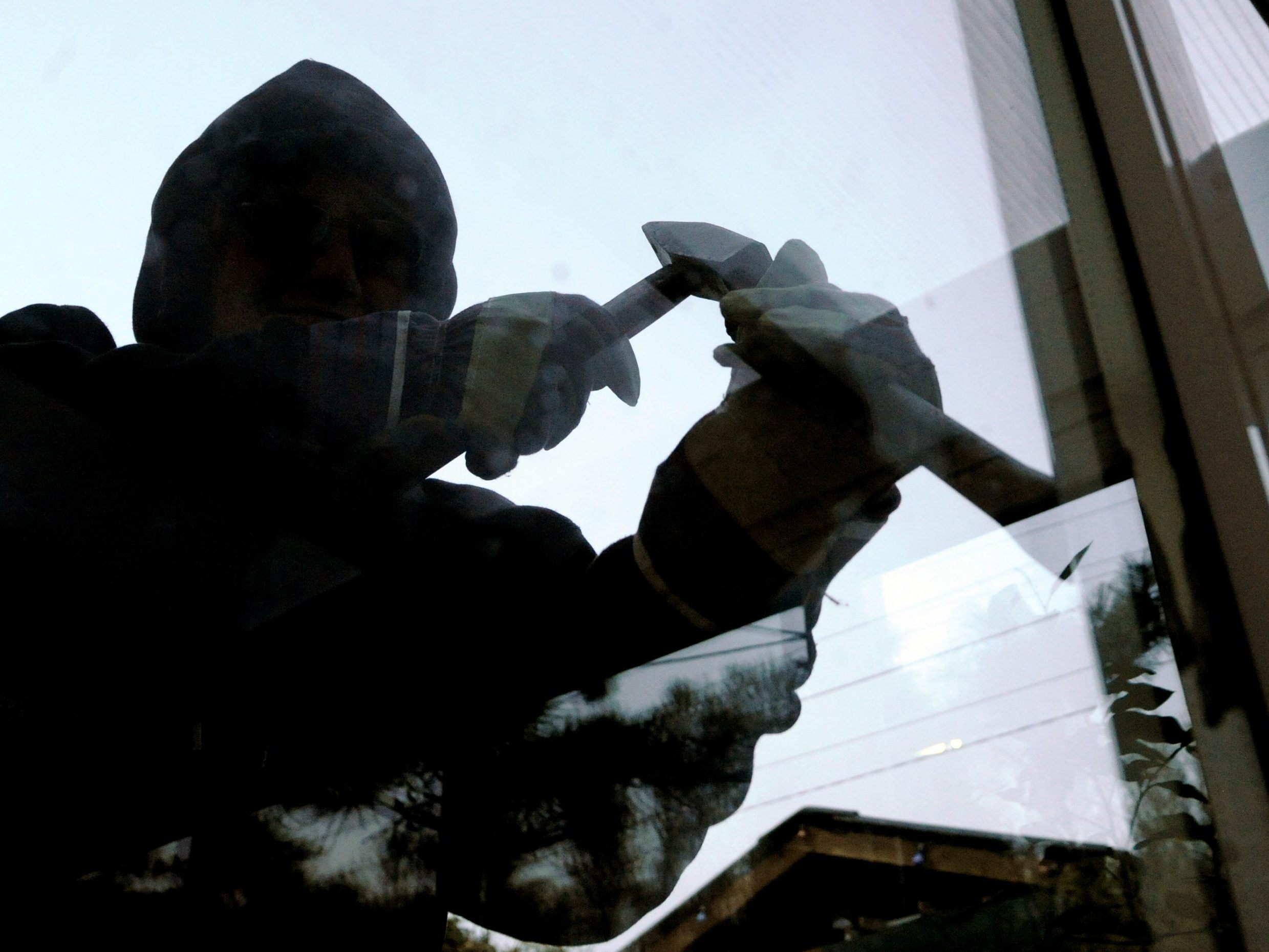 Drei Täter brachen bei der Home-Invasion in das Haus ein. Drei Täter brachen bei der Home-Invasion in das Haus ein.