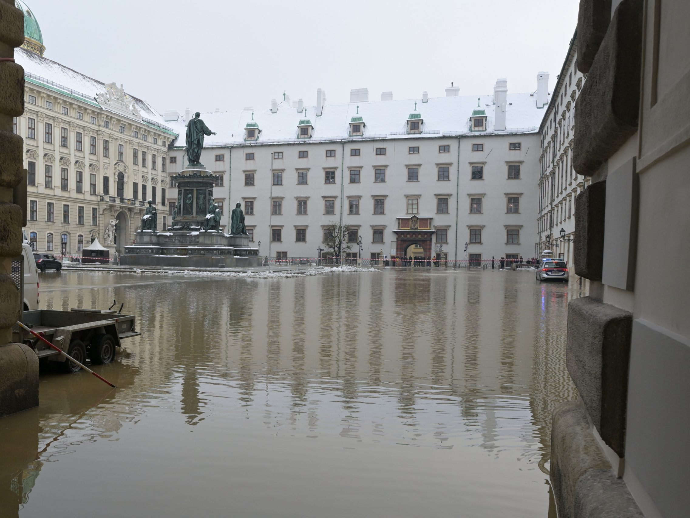 Die Innenhöfe und der Wiener Heldenplatz sind teils geflutet. Die Innenhöfe und der Wiener Heldenplatz sind teils geflutet.