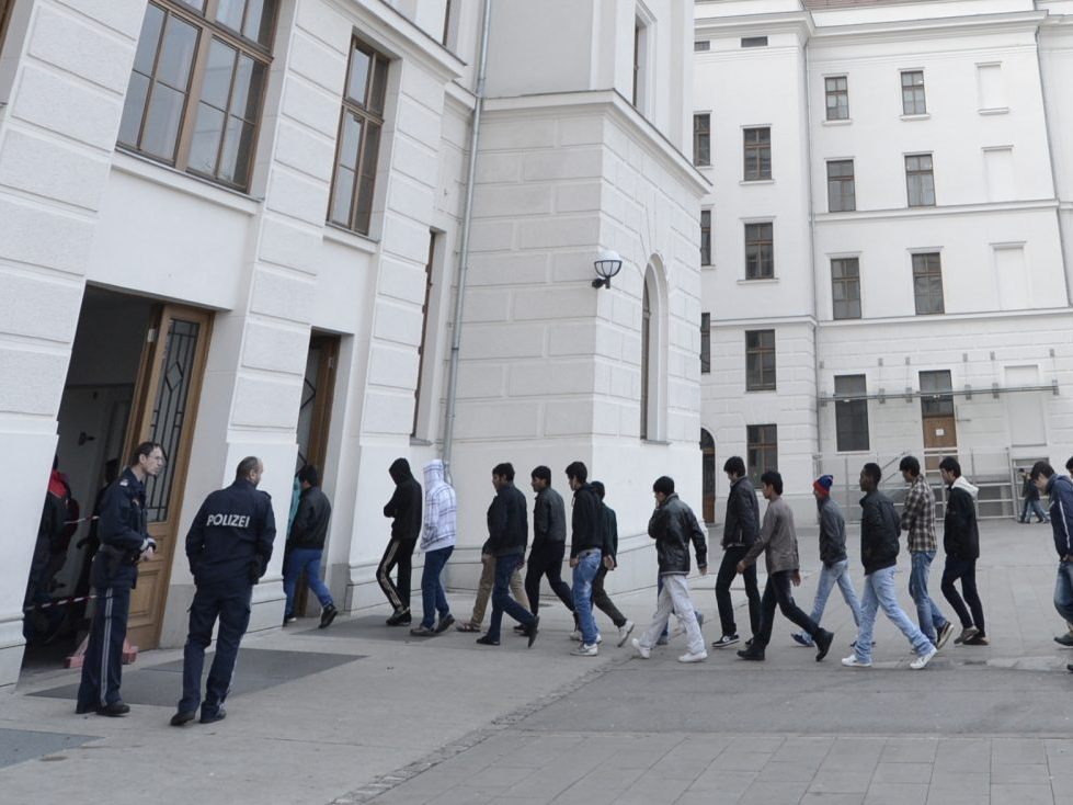 Asylwerber sollen schon bald zu Hilfstätigkeiten verpflichtet werden. Asylwerber sollen schon bald zu Hilfstätigkeiten verpflichtet werden.