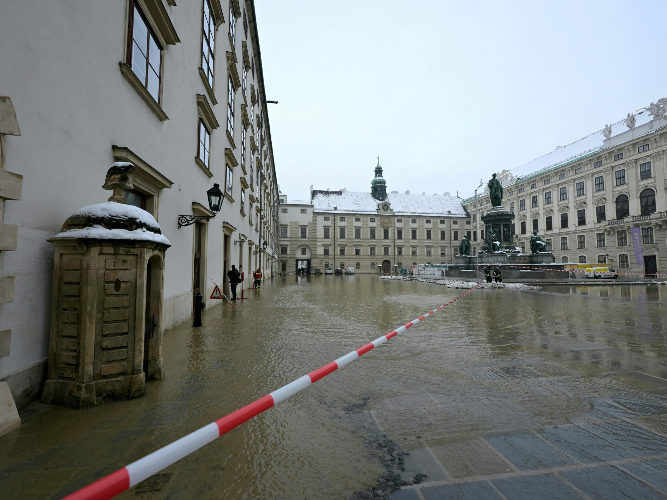 Die Aufräumarbeiten nach dem Wasserrohrbruch dauerten an. Die Aufräumarbeiten nach dem Wasserrohrbruch dauerten an.