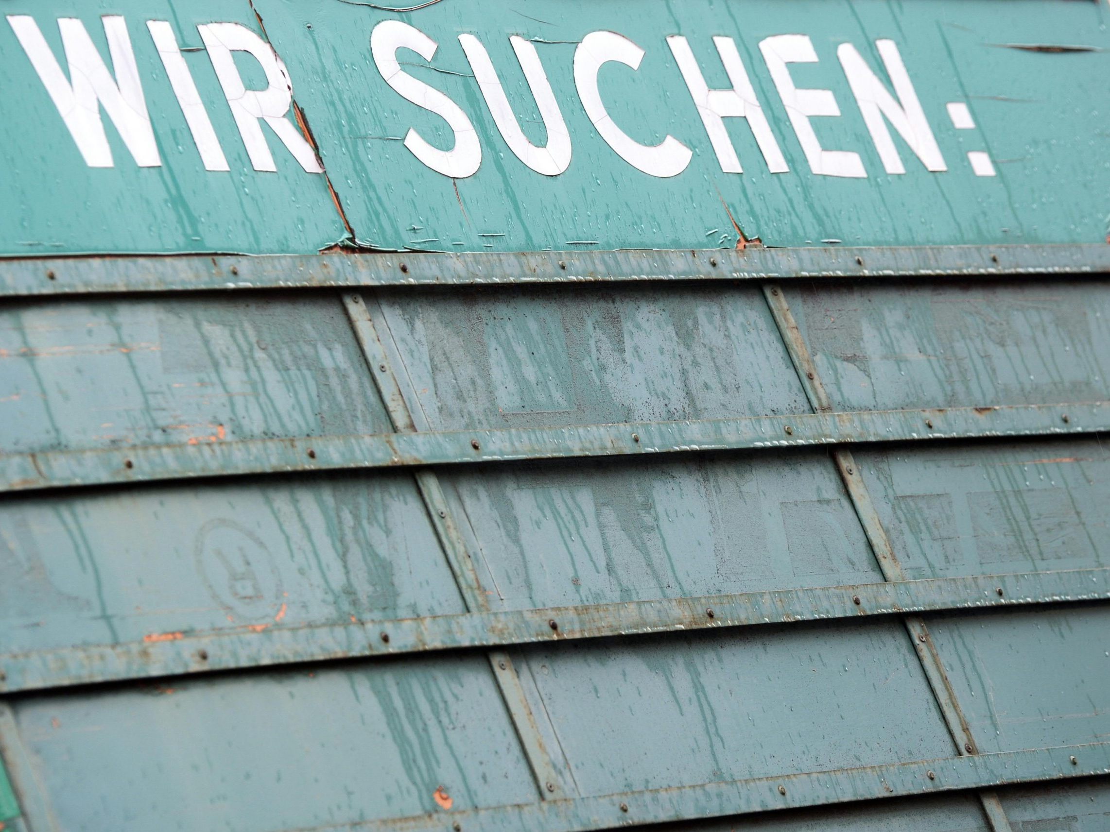 "Wir suchen" ist auf einer Stellenanzeigetafel zu lesen.