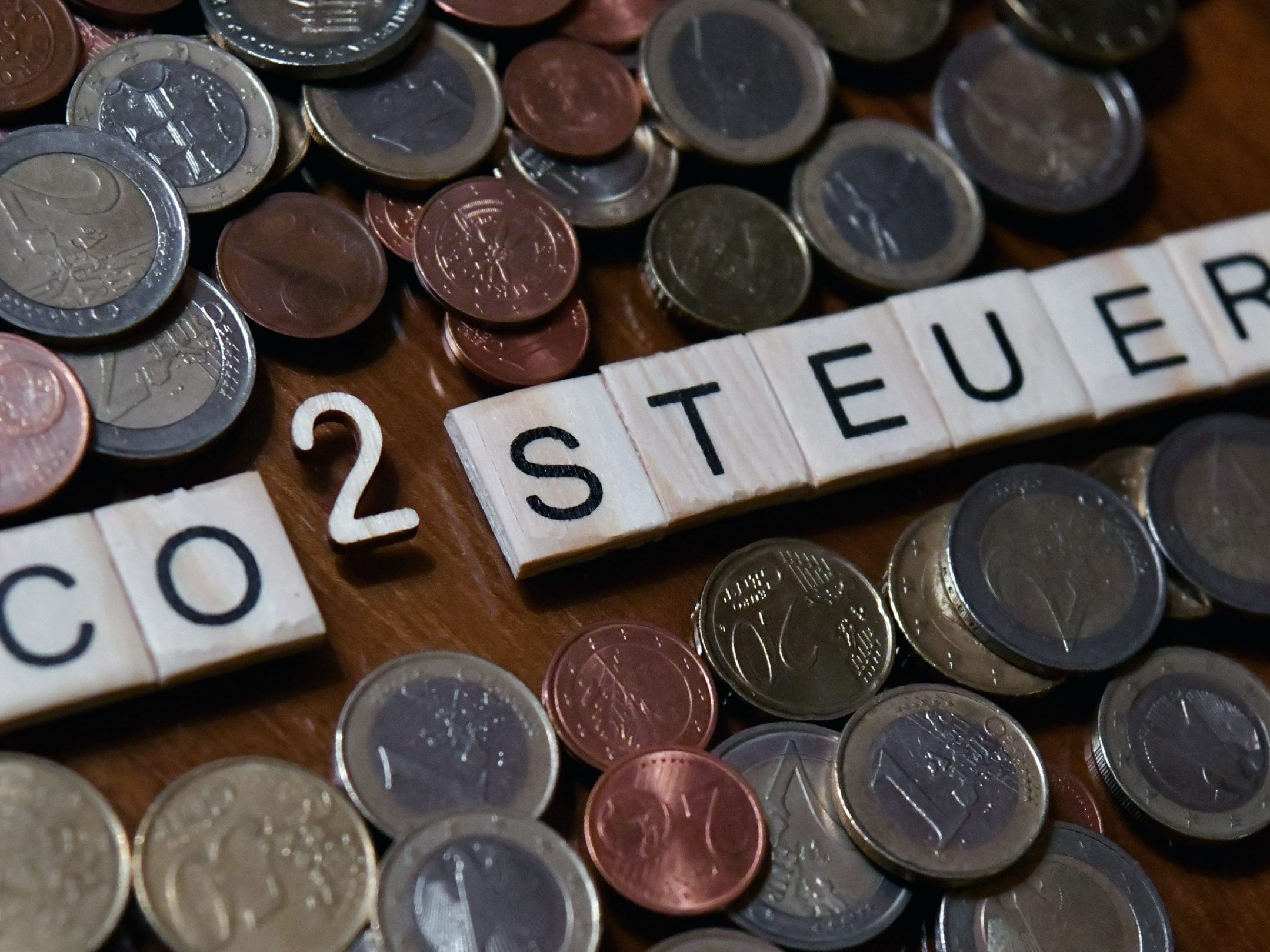 Die CO2-Bepreisung steigt 2024 auf 45 Euro pro Tonne. Die CO2-Bepreisung steigt 2024 auf 45 Euro pro Tonne.
