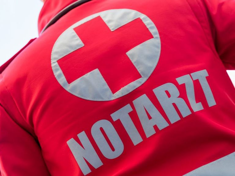 Im Freilandgebiet von Hollabrunn wurde eine 20-jährige Fußgängerin von einem Auto erfasst und schwer verletzt.
